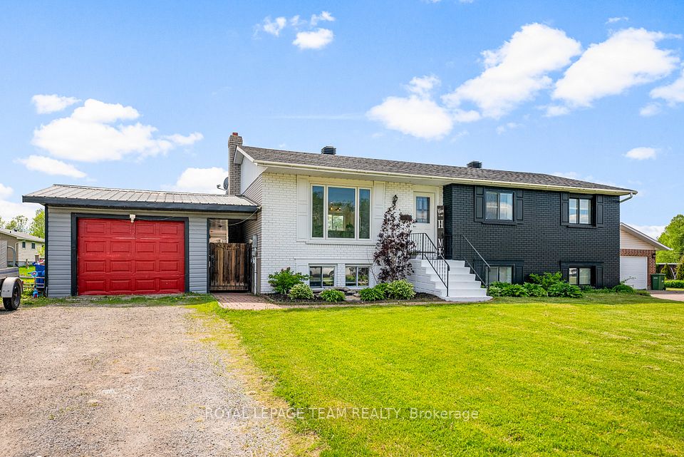 40 Meadowbrook Drive, Laurentian Valley, ON K8A 7C3