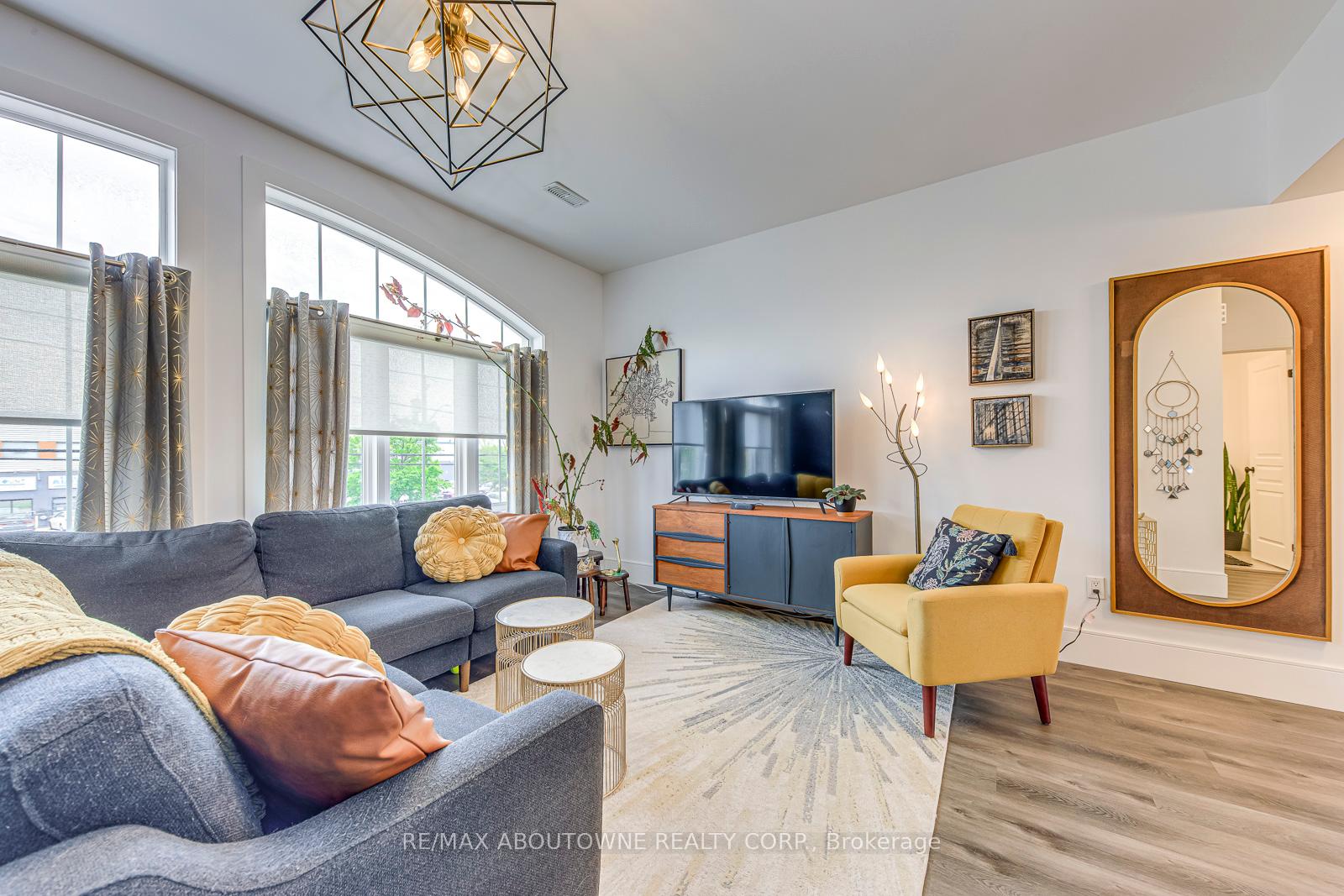 2 Bedrooms Condo at 1401 Plains, Burlington For sale