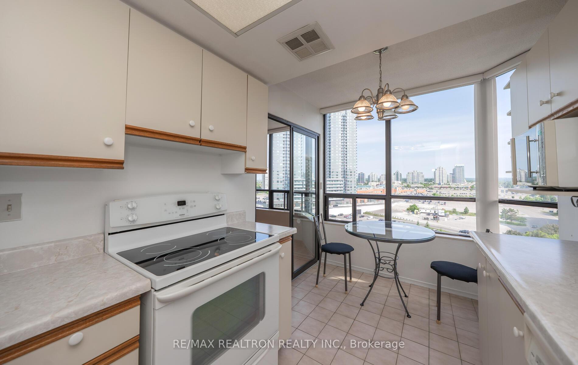 2 Bedrooms Condo at 7420 Bathurst, Vaughan For sale