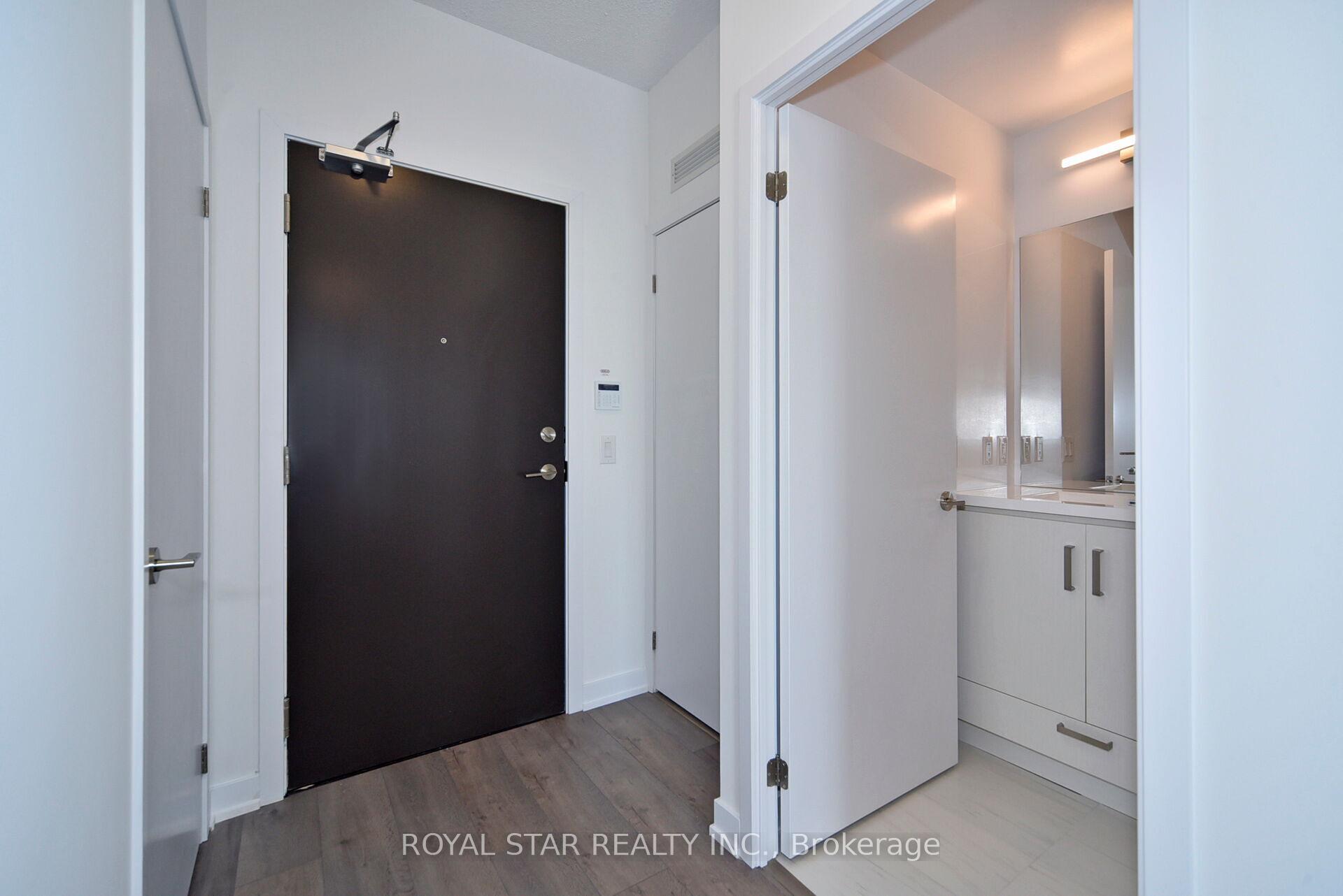 2 Bedrooms Condo at 10 Honeycrisp, Vaughan For sale