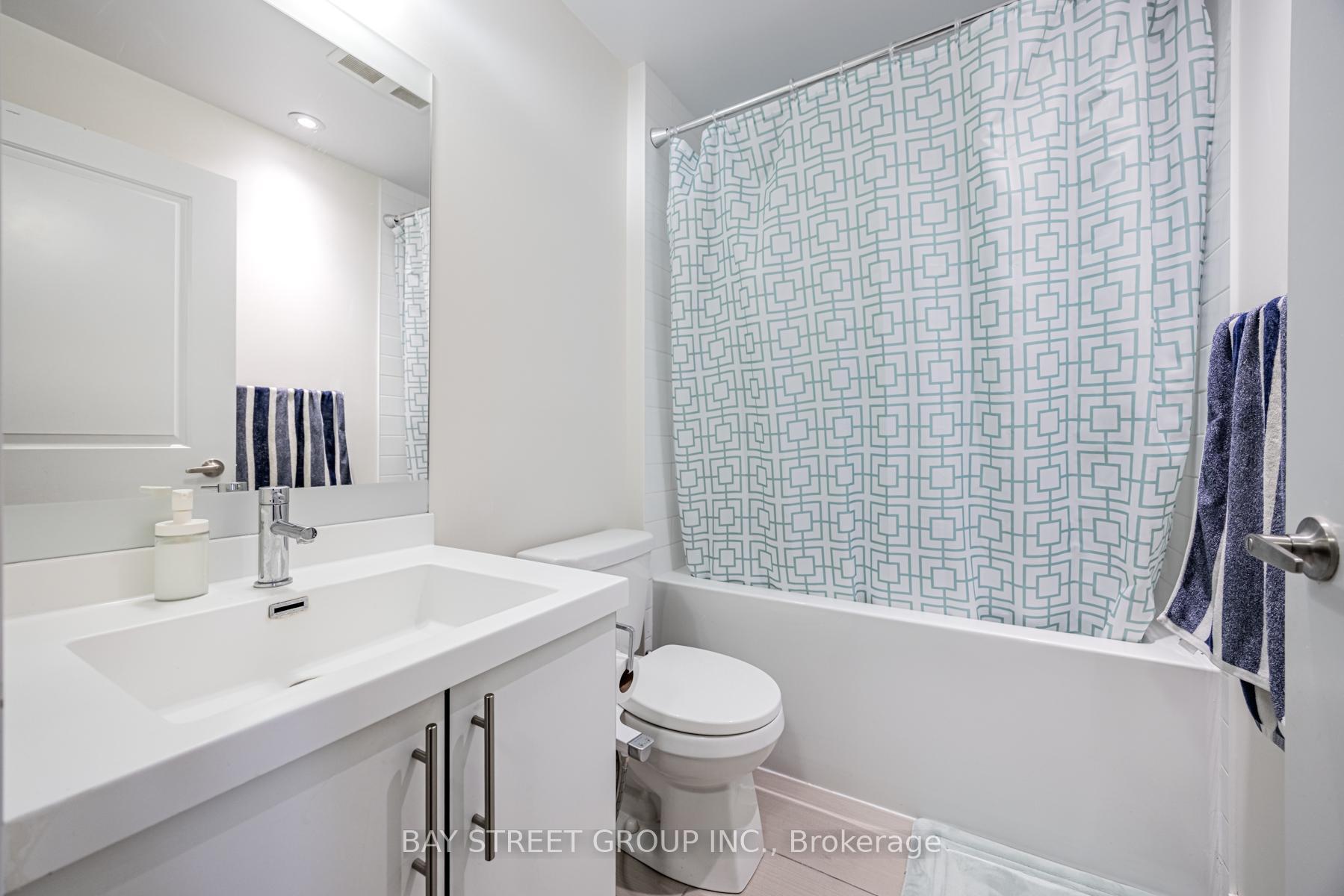 2 Bedrooms Condo at 55 Speers, Oakville For sale