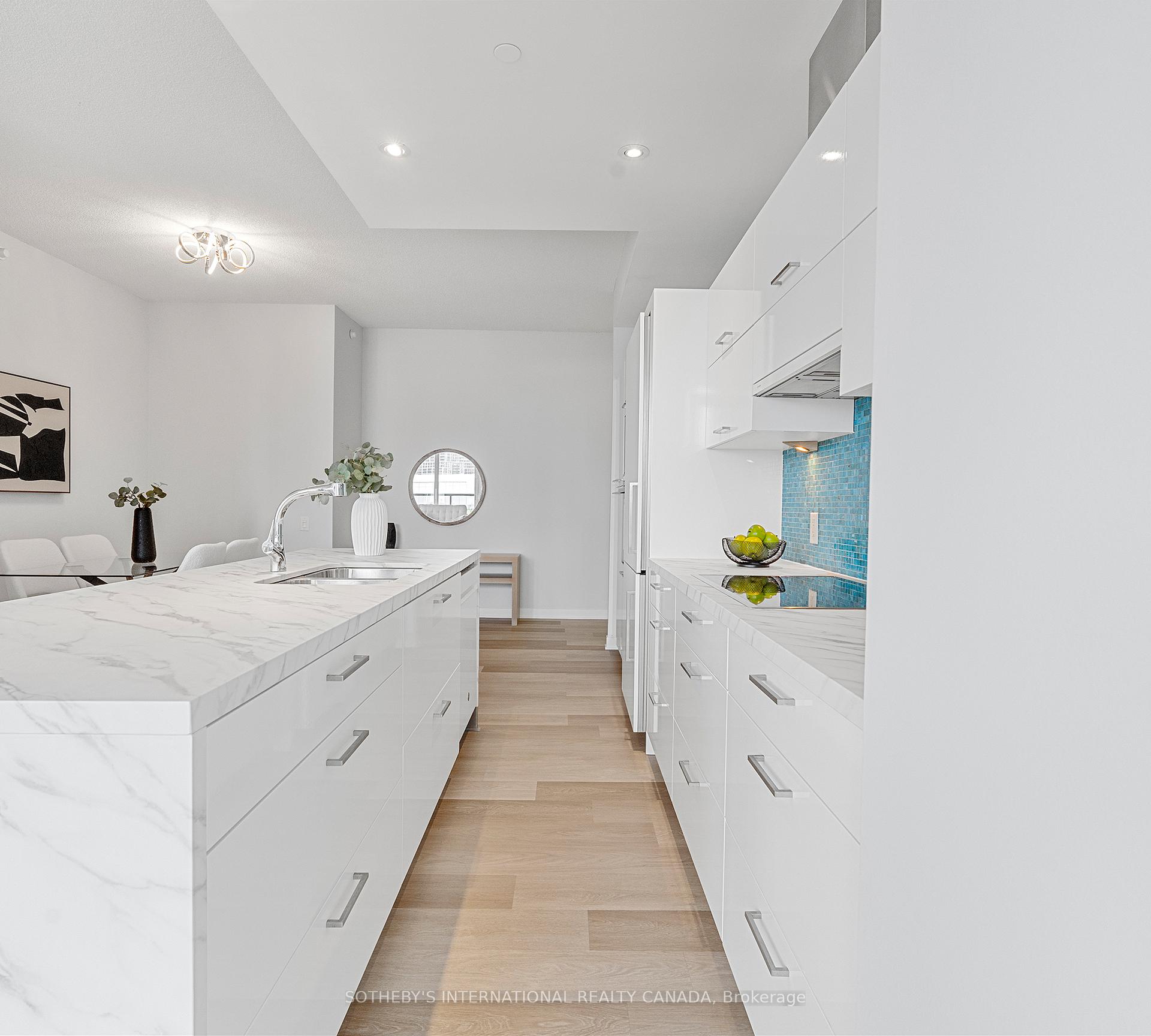 3 Bedrooms Condo at 88 Park Lawn, Toronto For sale