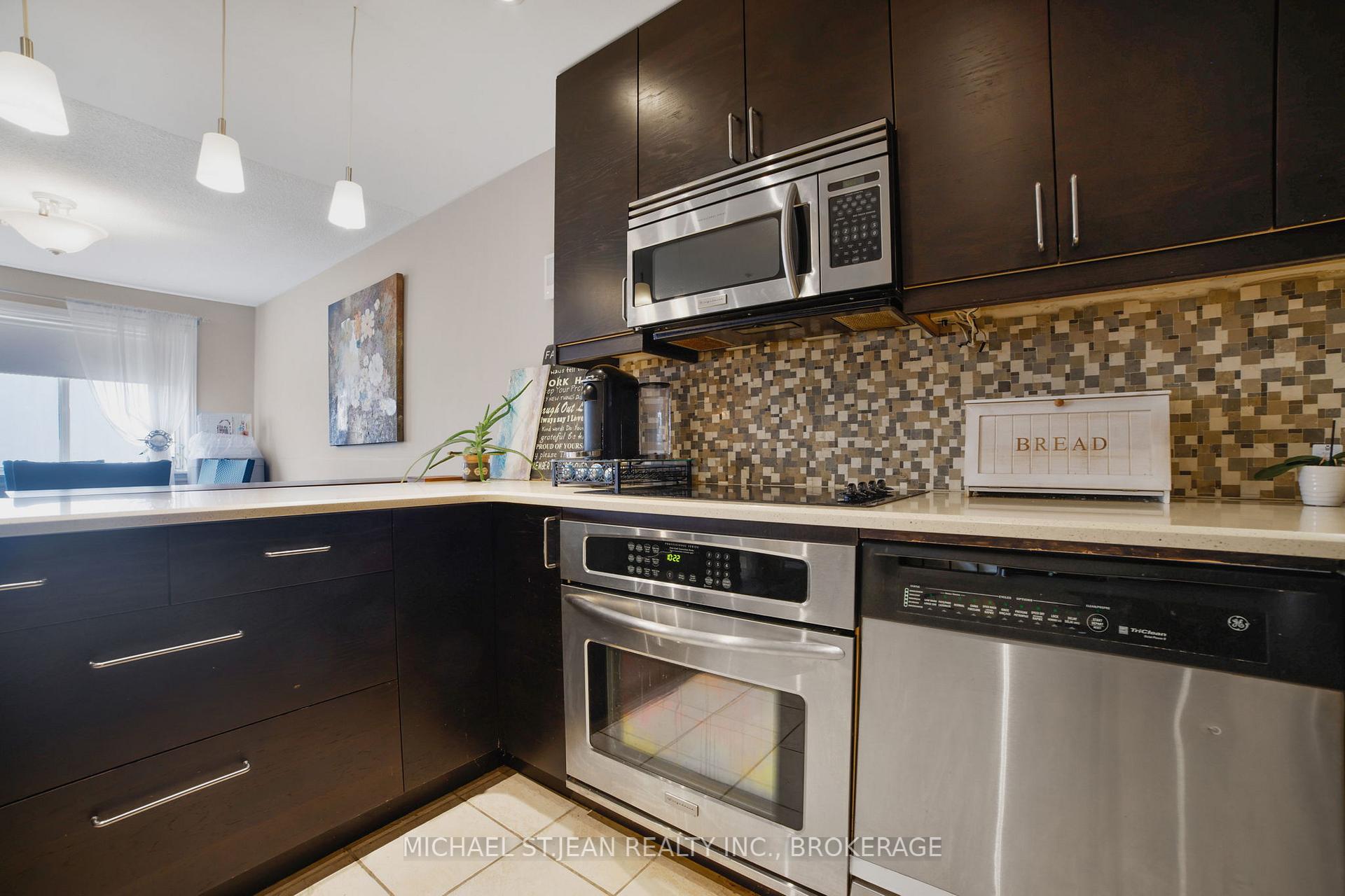 4 Bedrooms Condo at 1016 Falgarwood,  Oakville For sale