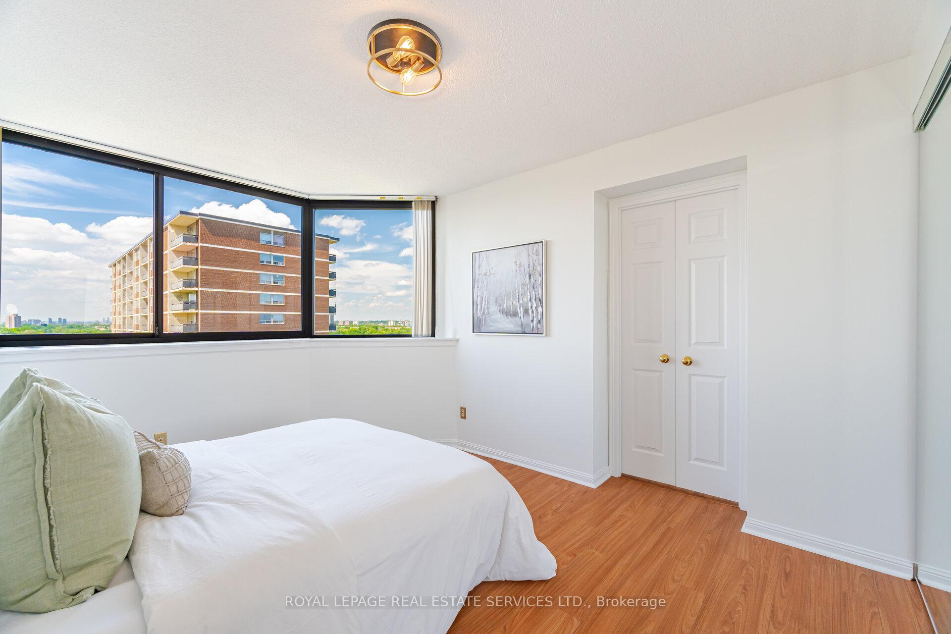 2 Bedrooms Condo at 40 Richview, Toronto For sale