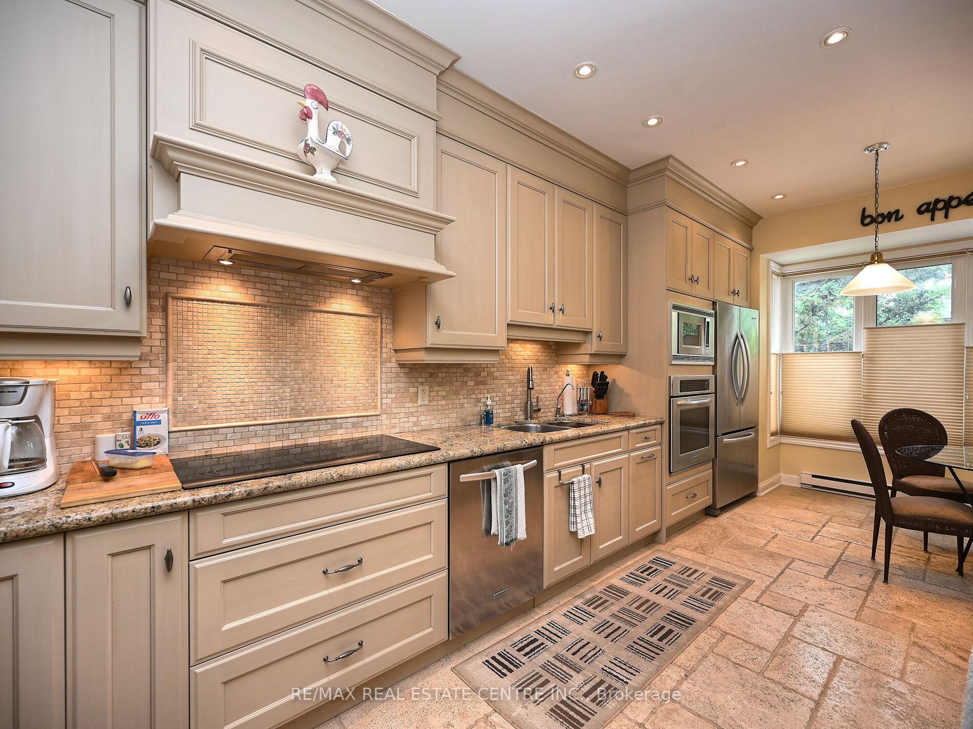 3 Bedrooms Condo at 3587 Kariya, Mississauga For sale
