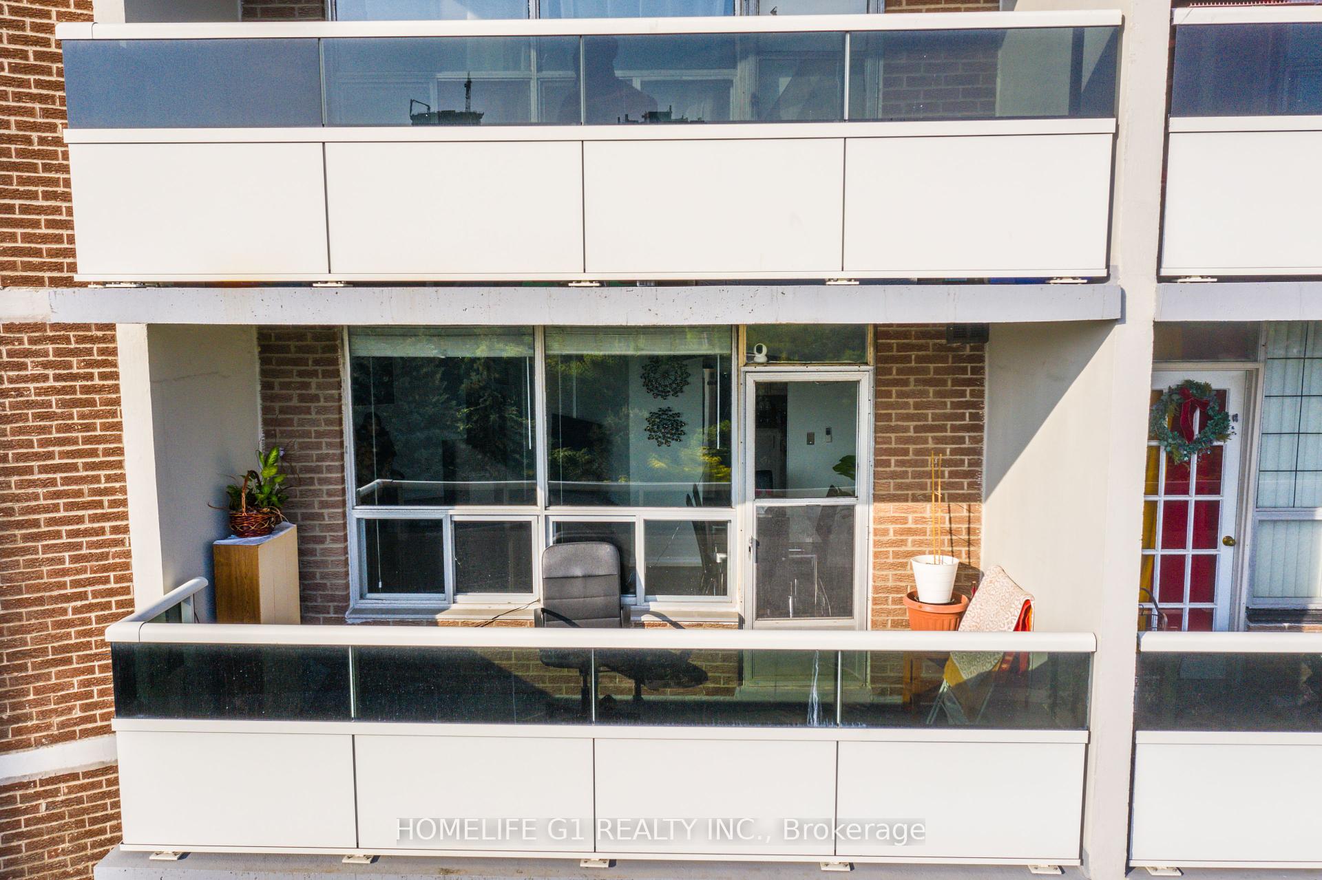 3 Bedrooms Condo at 5 Shady, Toronto For sale