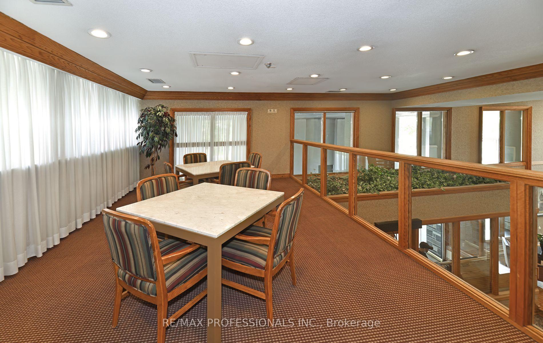 3 Bedrooms Condo at 40 Richview, Toronto For sale