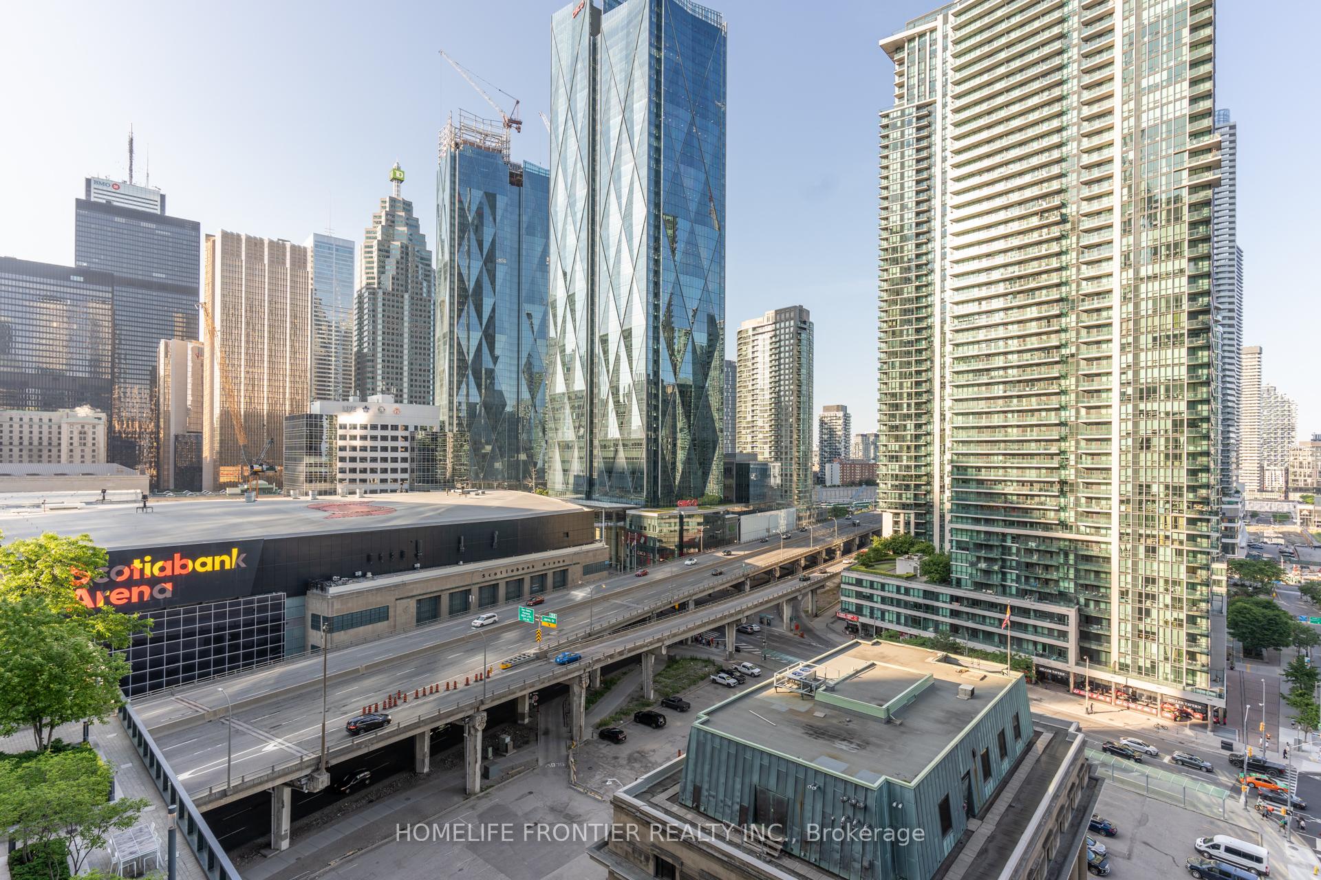 2 Bedrooms Condo at 88 Harbour, Toronto For sale