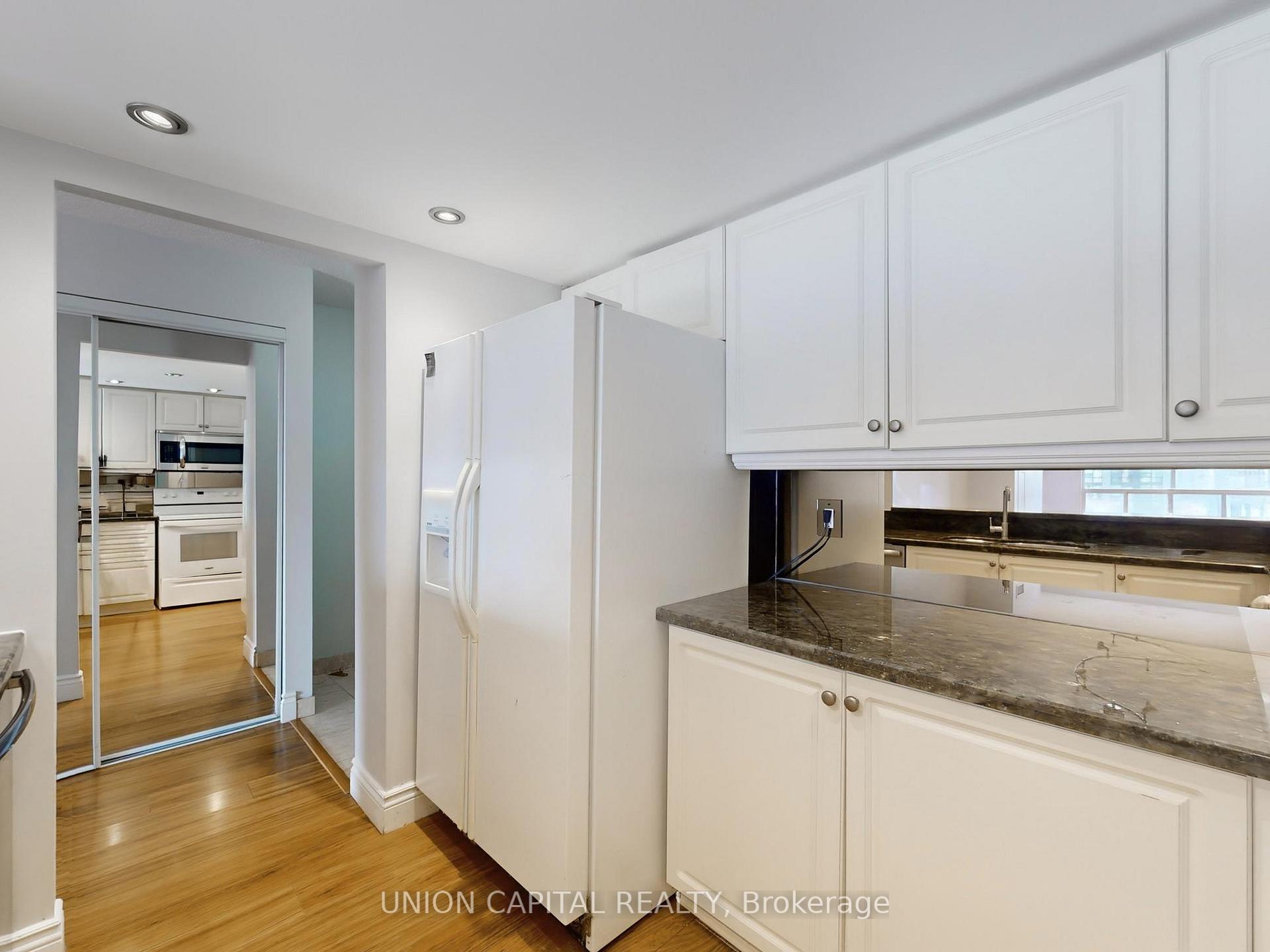 3 Bedrooms Condo at 28 Hollywood, Toronto For sale