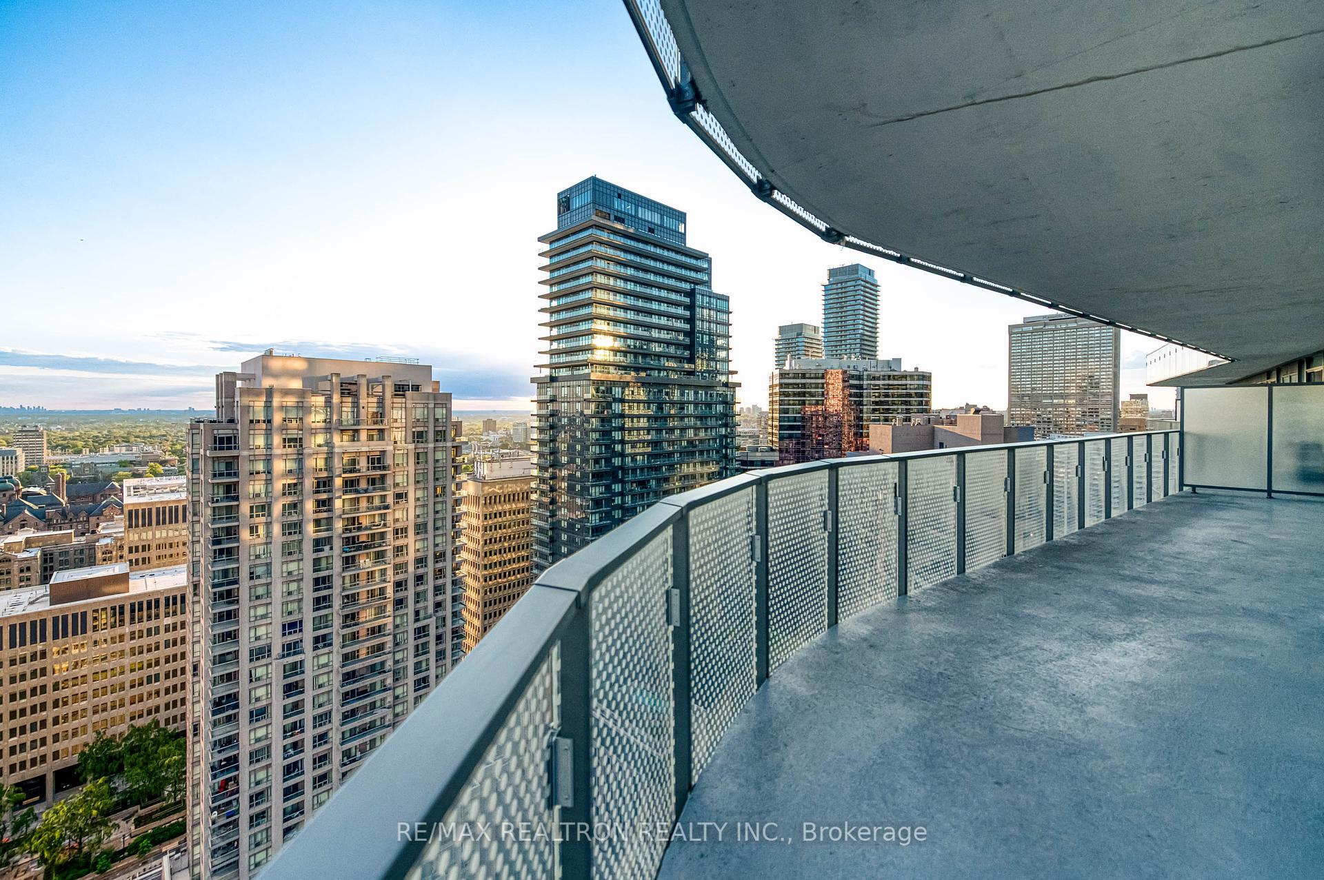 3 Bedrooms Condo at 11 Wellesley, Toronto For sale