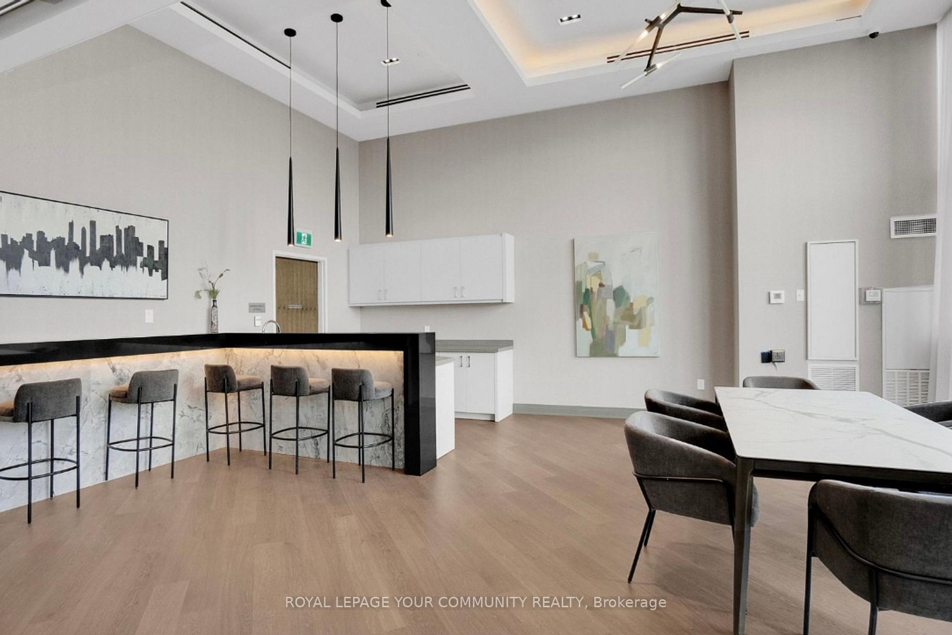 2 Bedrooms Co-op at 100 Eagle Rock, Vaughan For sale