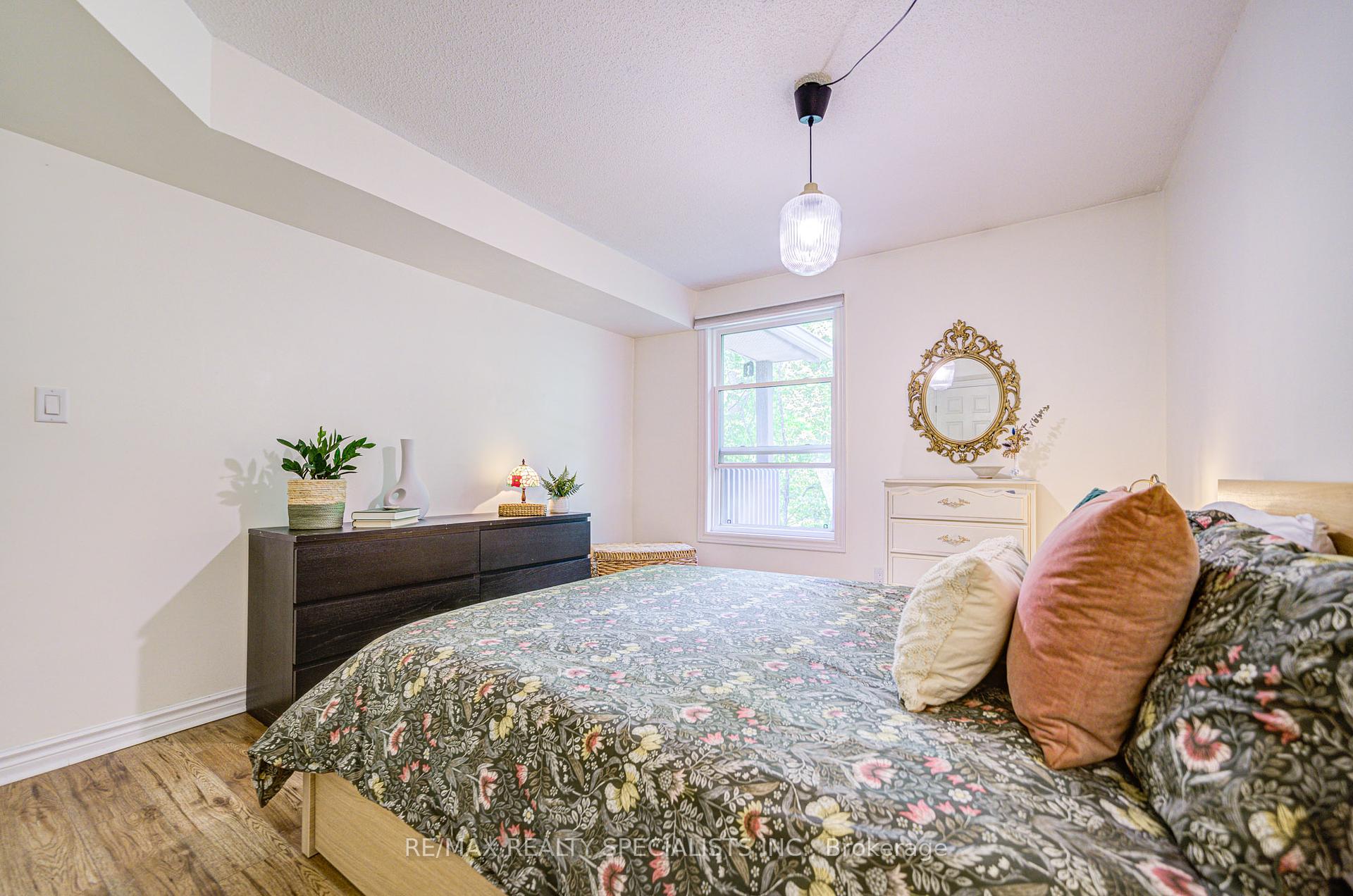 2 Bedrooms Condo at 2030 Cleaver, Burlington For sale