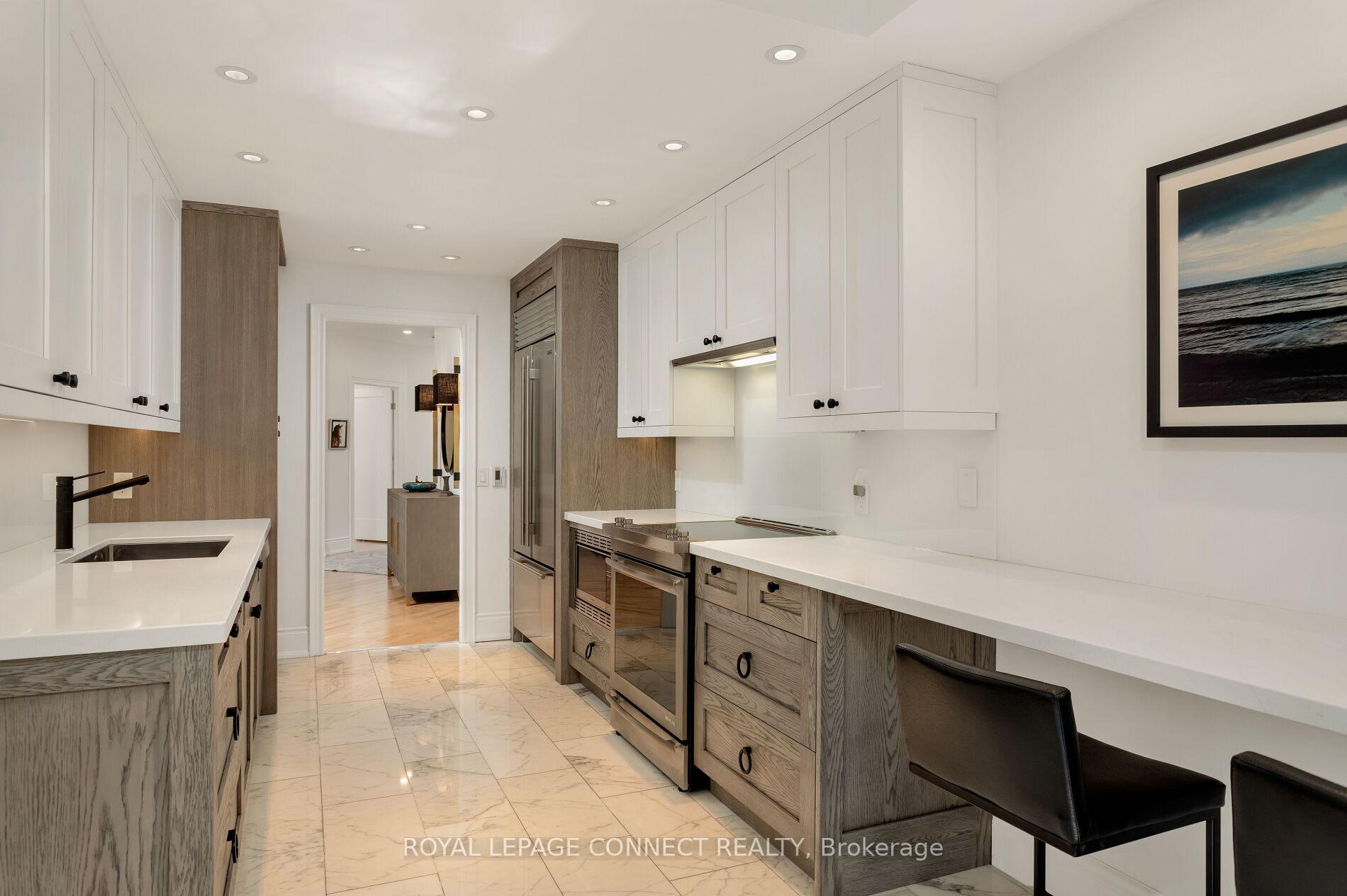 3 Bedrooms Condo at 12 Old Mill,  Toronto For sale