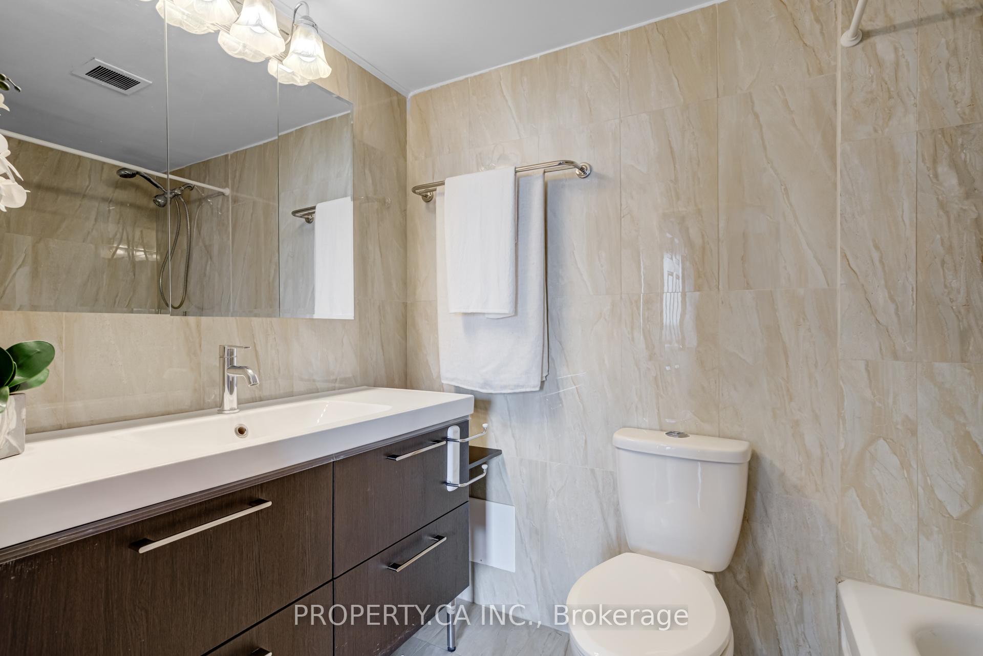 3 Bedrooms Condo at 1515 Lakeshore, Mississauga For sale