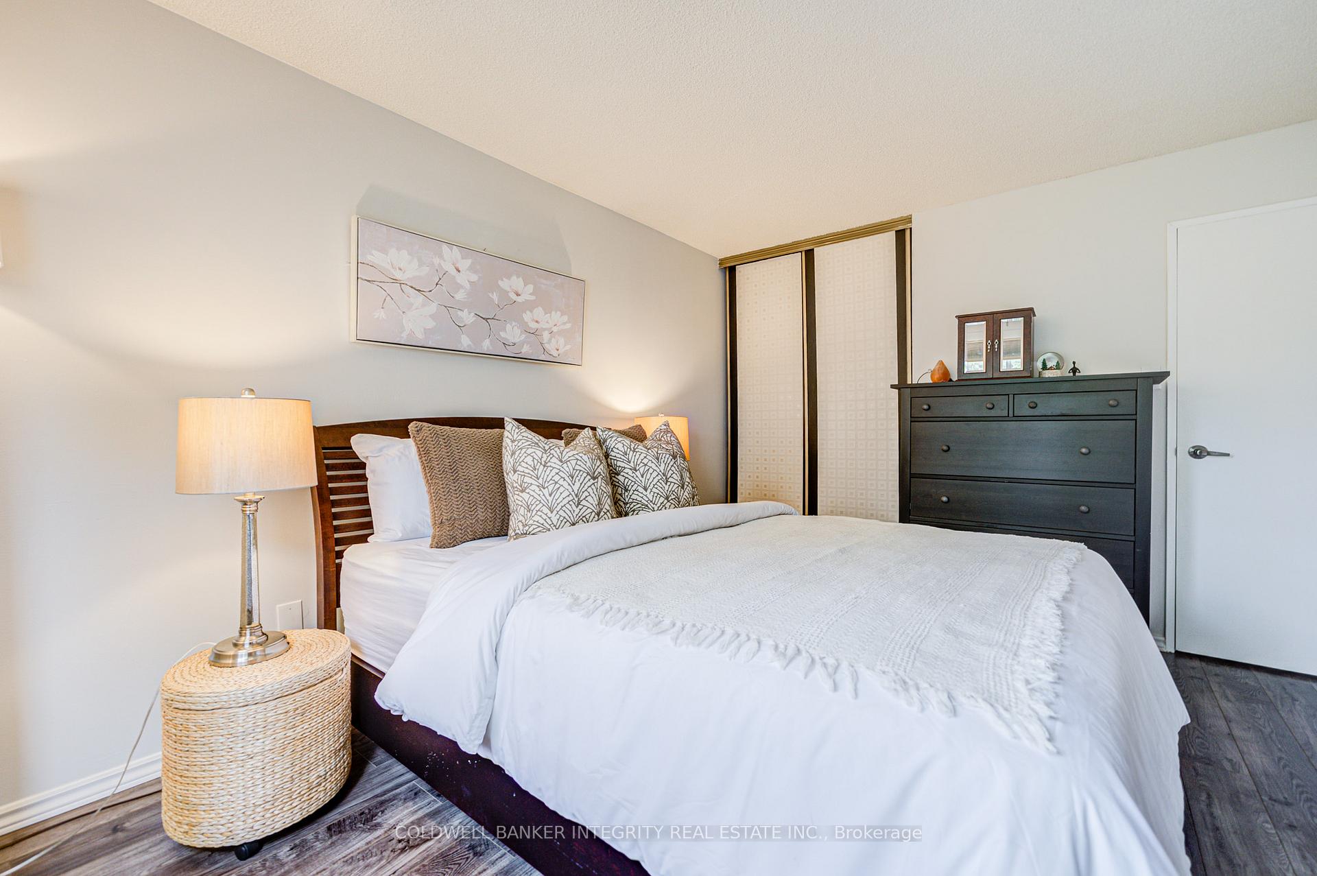3 Bedrooms Condo at 1036 Falgarwood, Oakville For sale