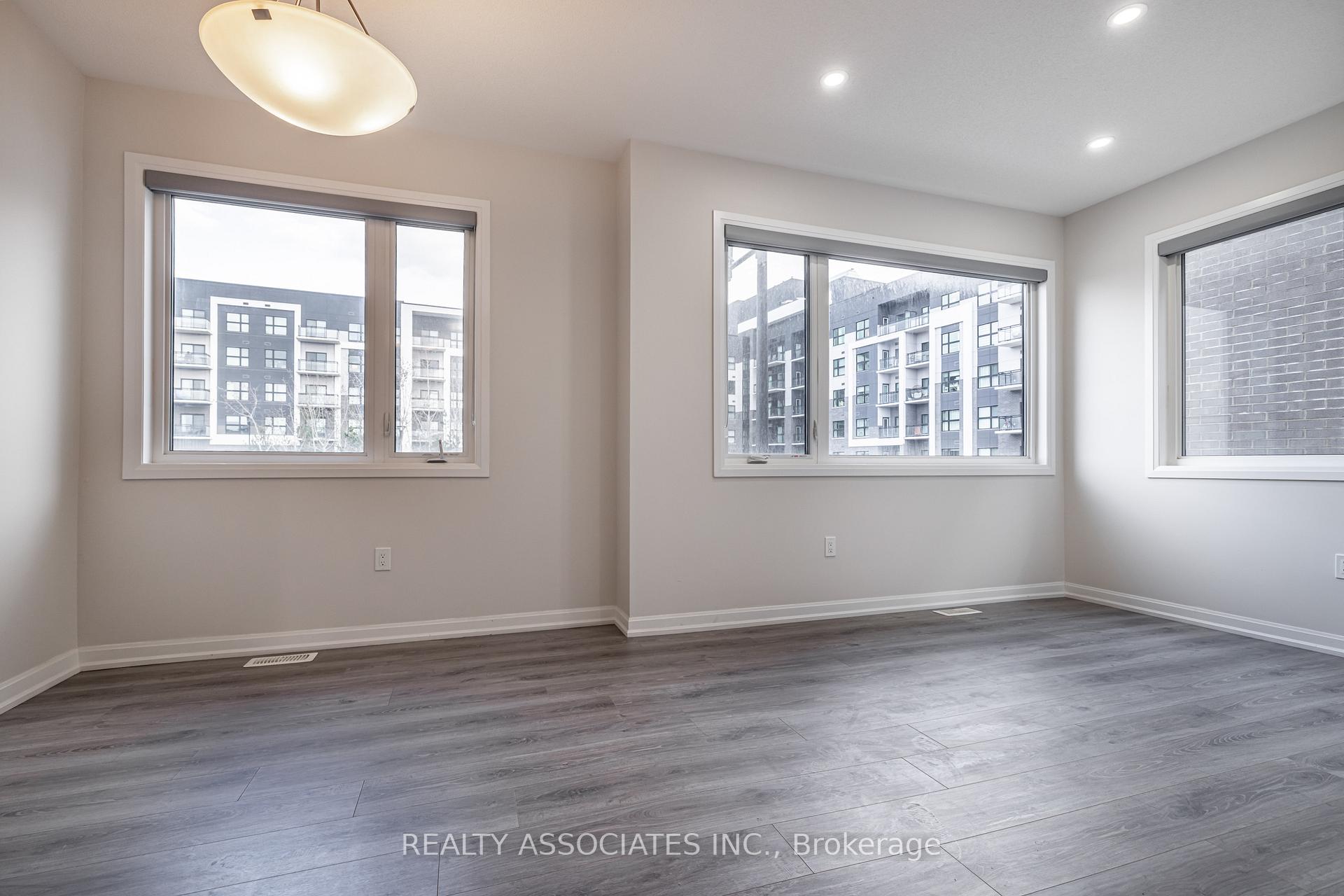4 Bedrooms Condo at 133 Grovewood, Oakville For sale
