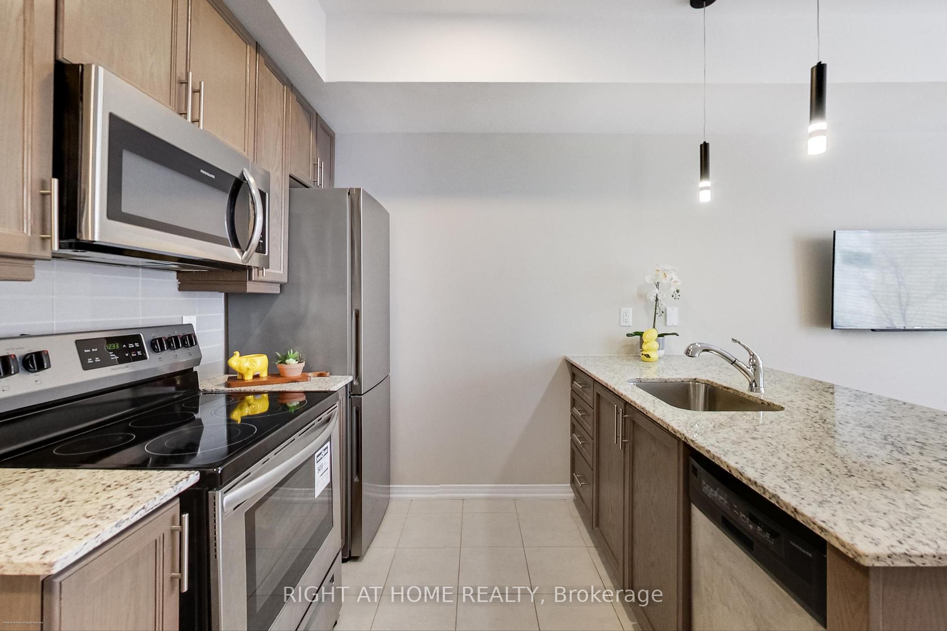 2 Bedrooms Condo at 30 Fieldway, Toronto For sale