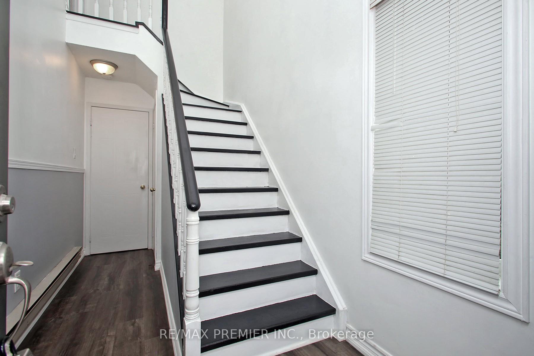 3 Bedrooms Condo at 45 Bristol, Mississauga For sale