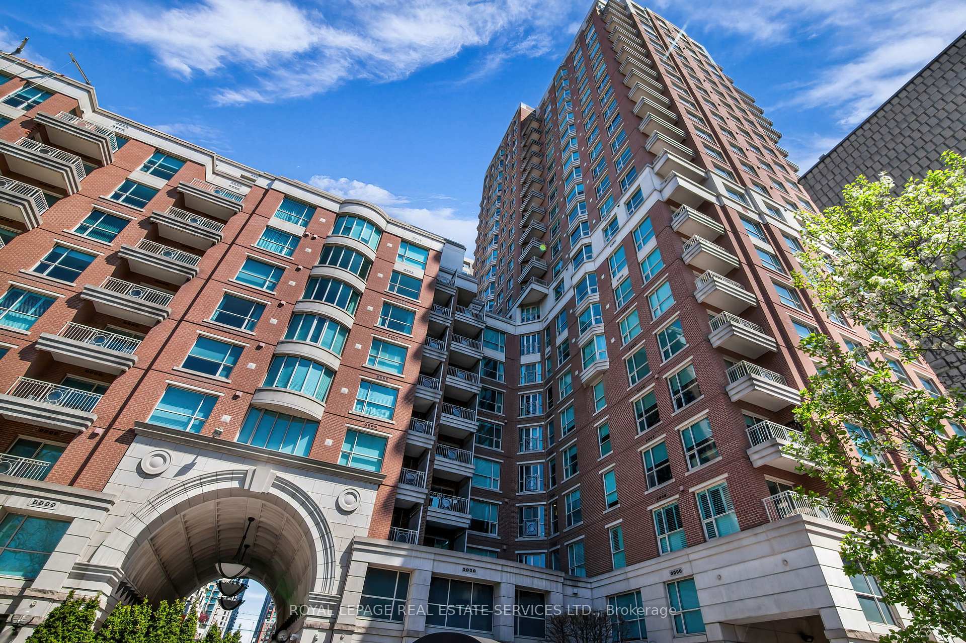 2 Bedrooms Condo at 38 Avenue, Toronto For sale