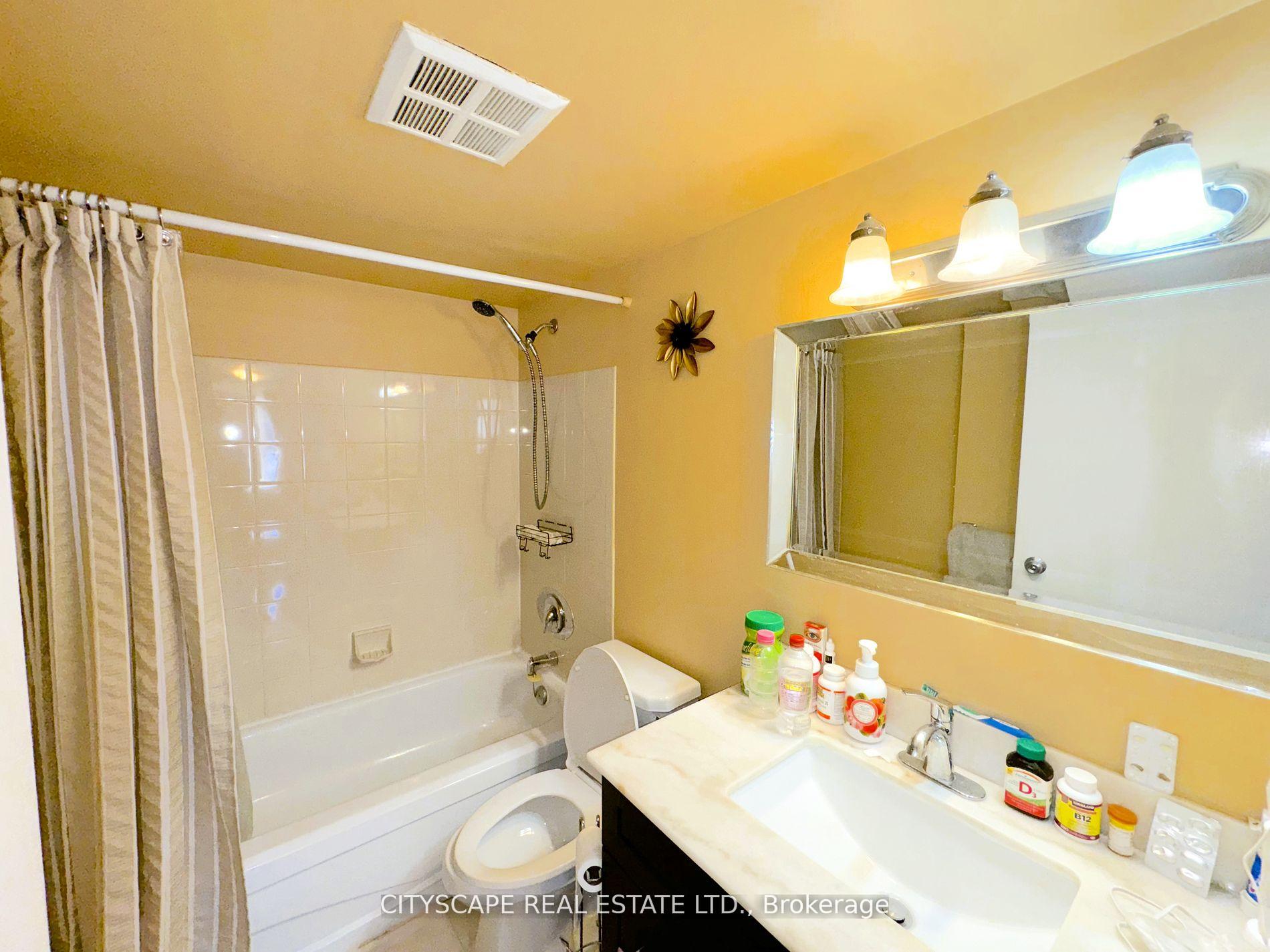 2 Bedrooms Condo at 25 Trailwood, Mississauga For sale