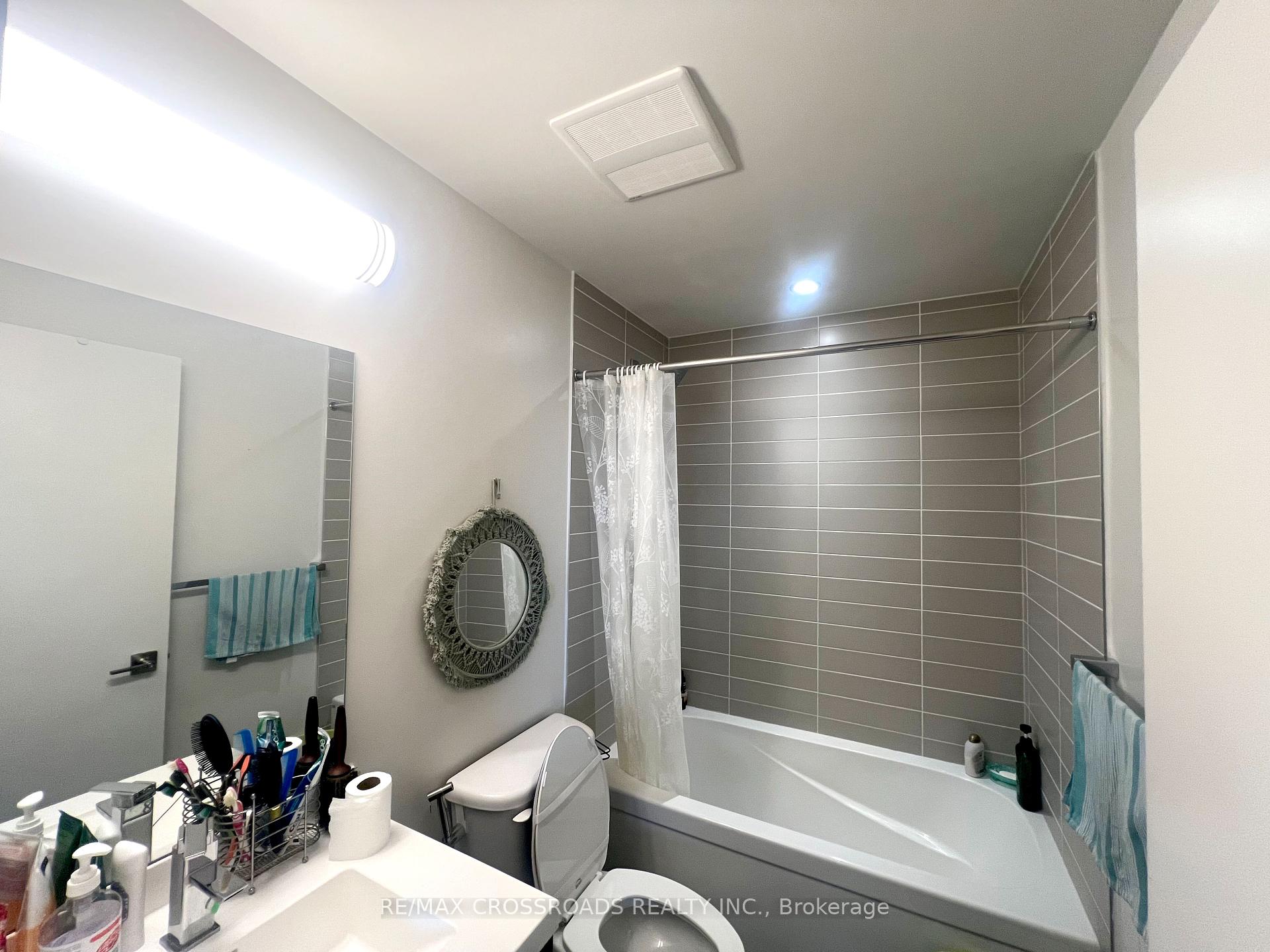2 Bedrooms Condo at 2093 Fairview,  Burlington For sale