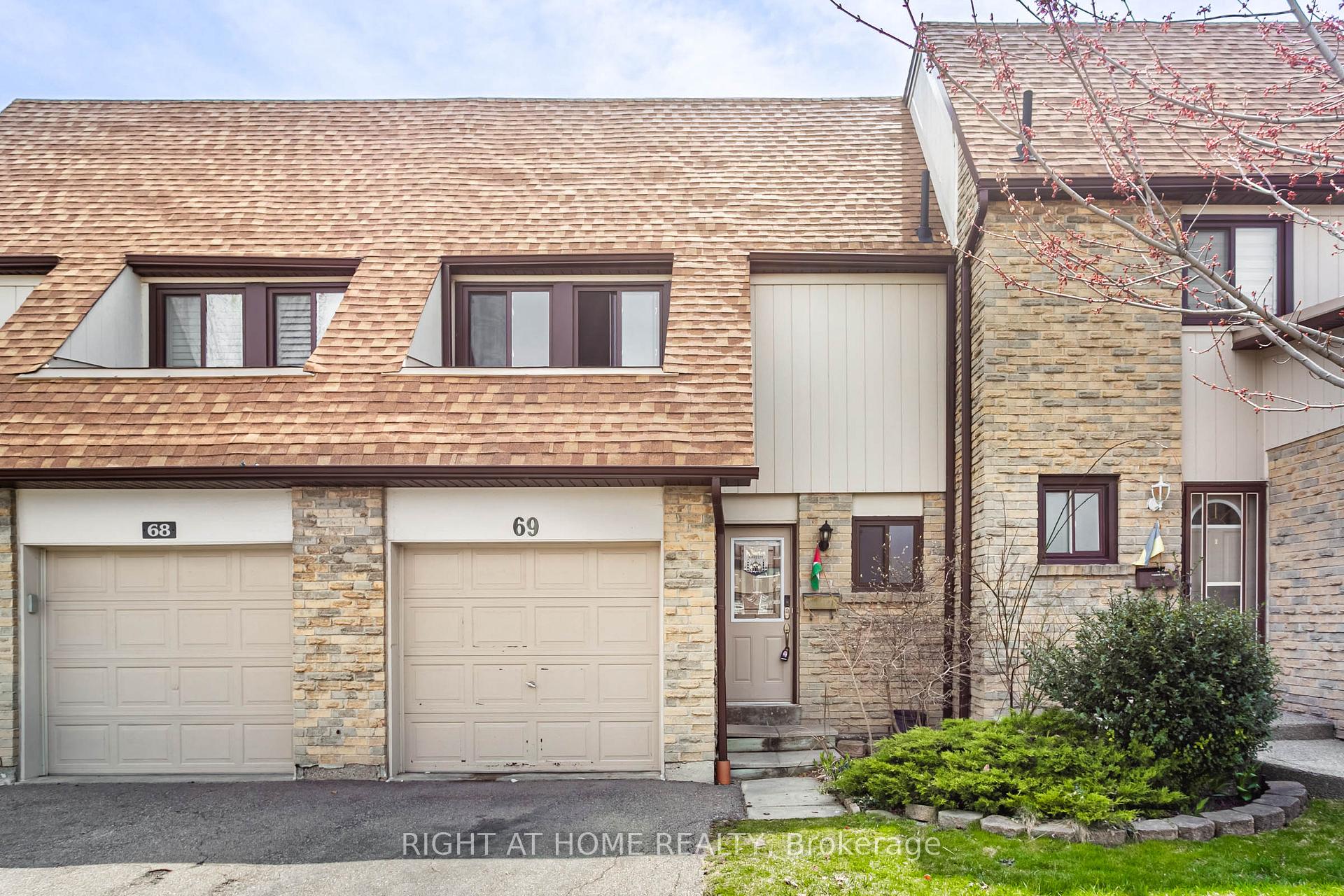 3 Bedrooms Condo at 3345 Silverado, Mississauga For sale