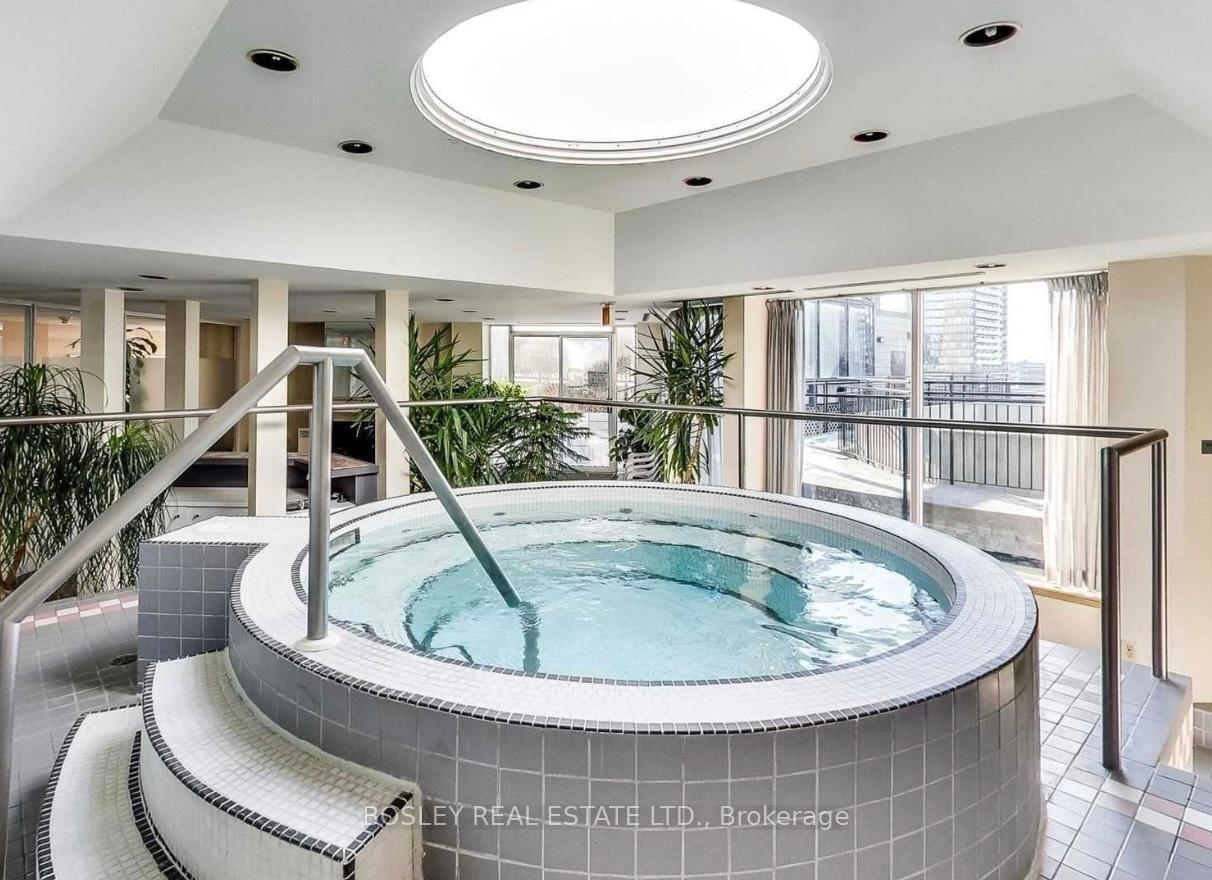 2 Bedrooms Condo at 25 Maitland, Toronto For sale