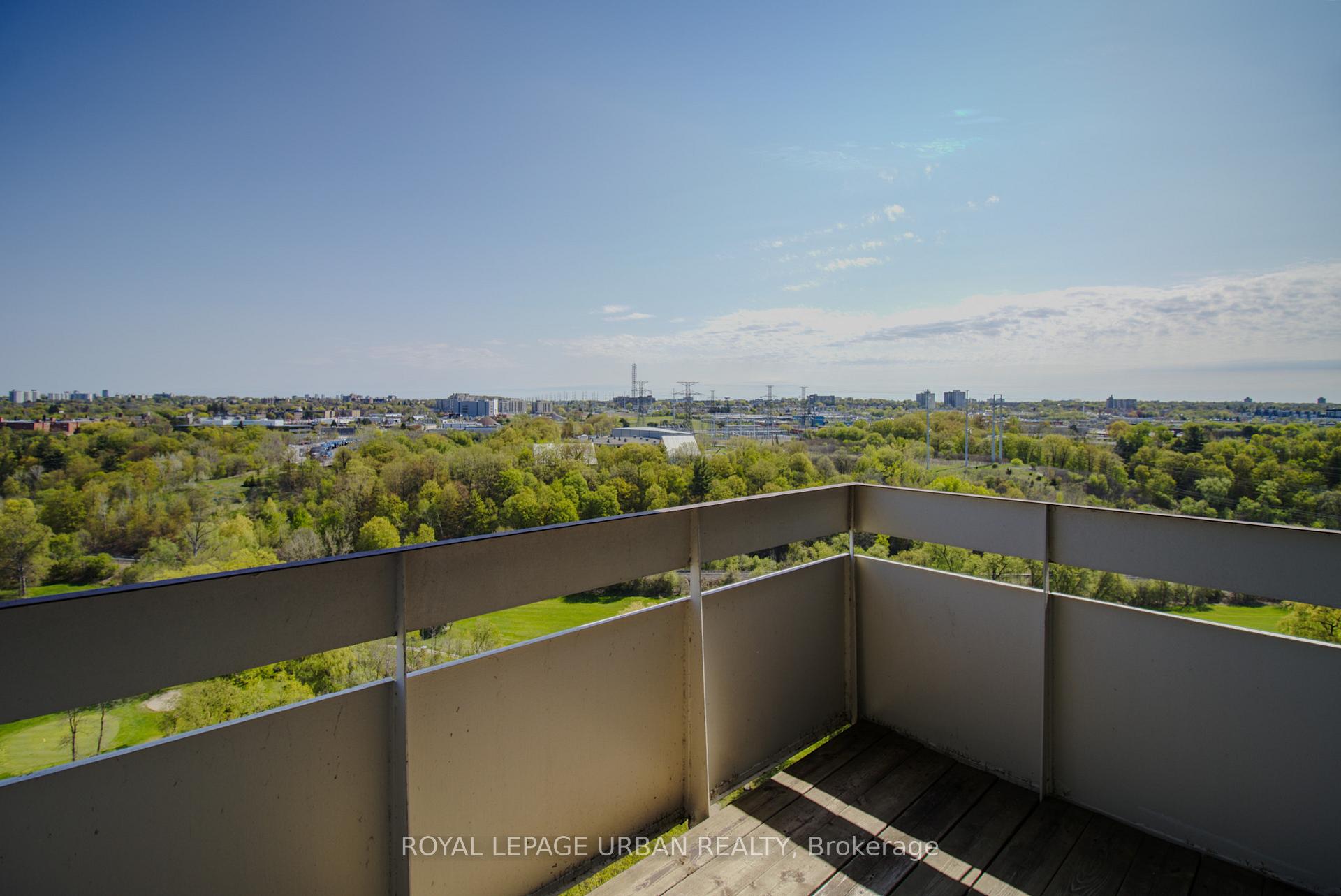 3 Bedrooms Condo at 20 Edgecliff, Toronto For sale