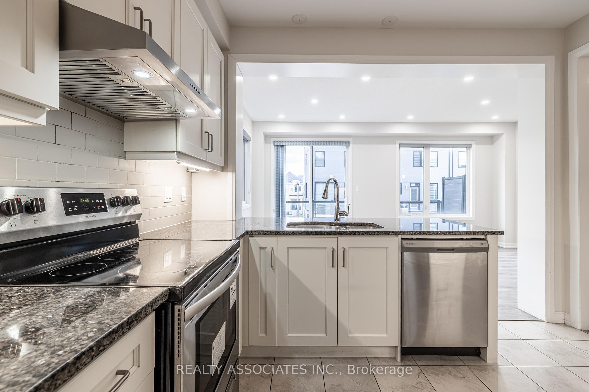 4 Bedrooms Condo at 133 Grovewood, Oakville For sale