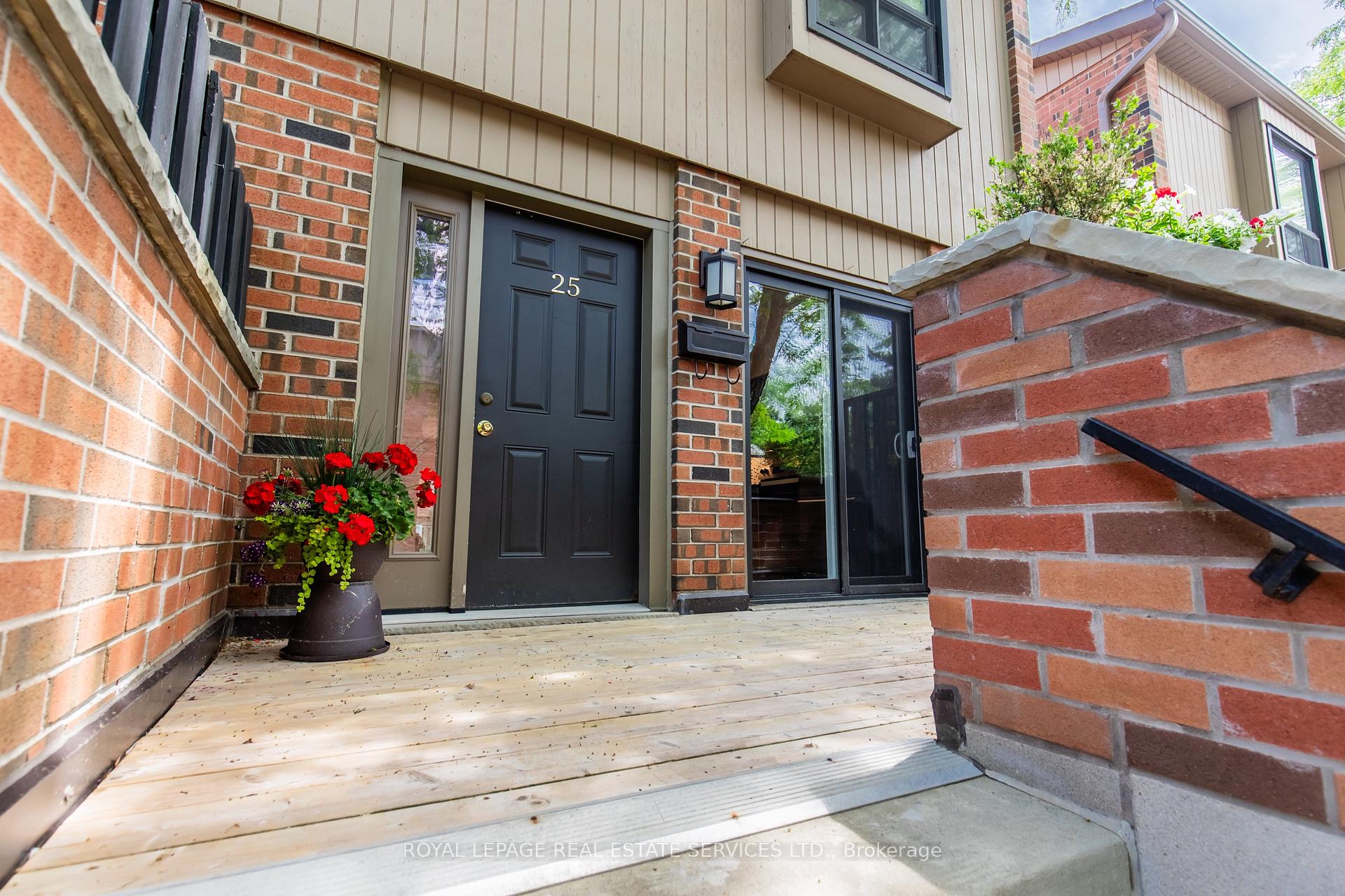 3 Bedrooms Condo at 3122 Lakeshore, Oakville For sale