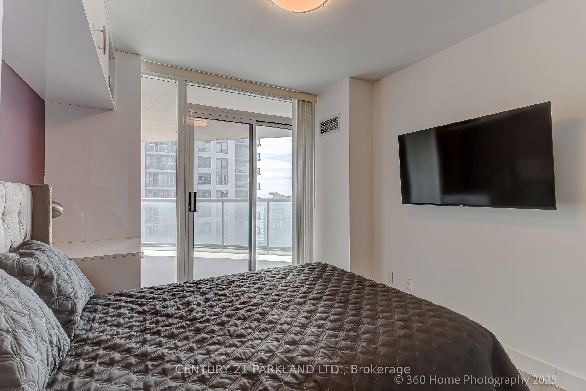 2 Bedrooms Condo at 30 Grand Trunk, Toronto For sale