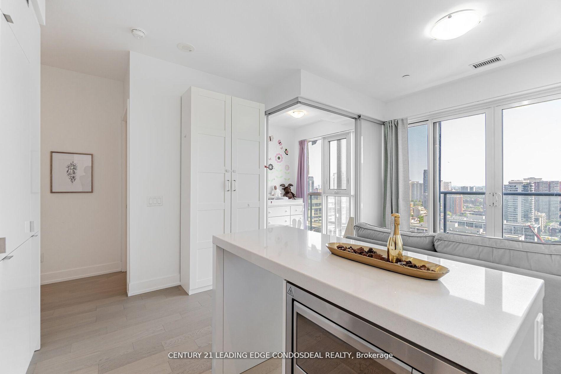 2 Bedrooms Condo at 7 Grenville, Toronto For sale