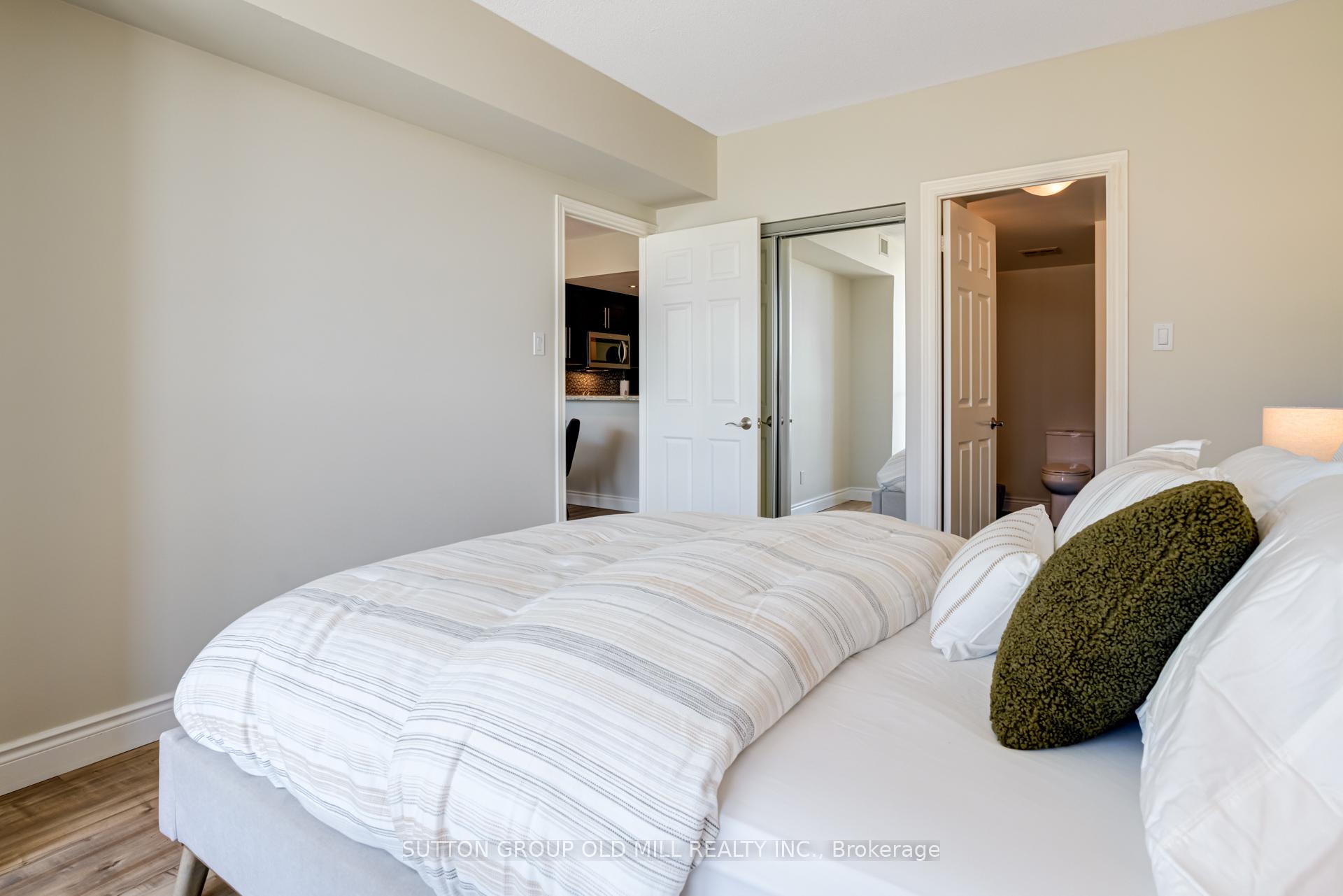 1 Bedroom Condo at 415 Locust, Burlington For sale