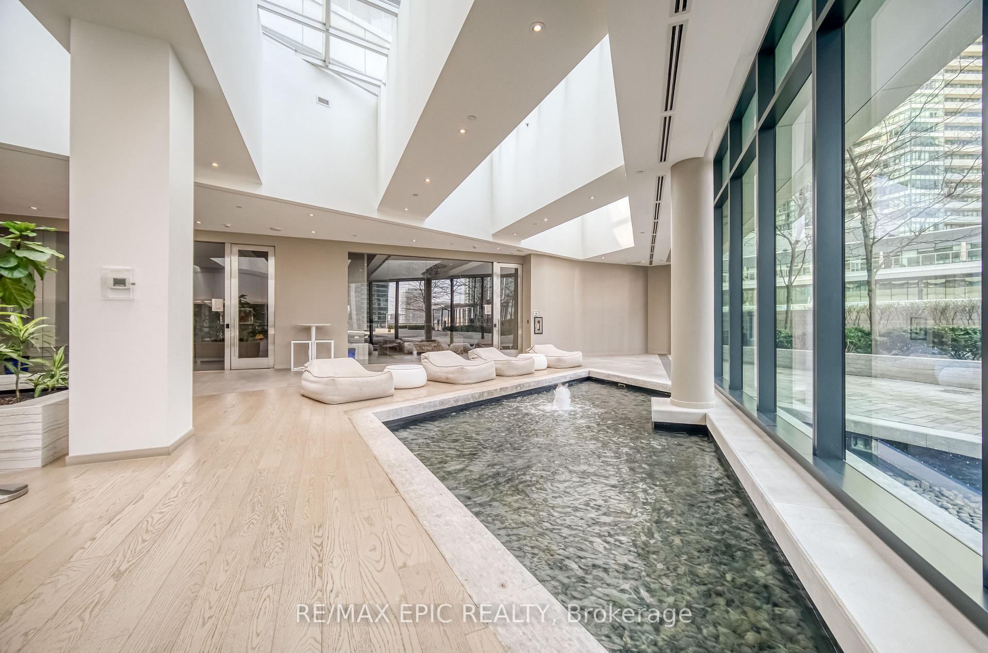3 Bedrooms Condo at 88 Harbour,  Toronto For sale