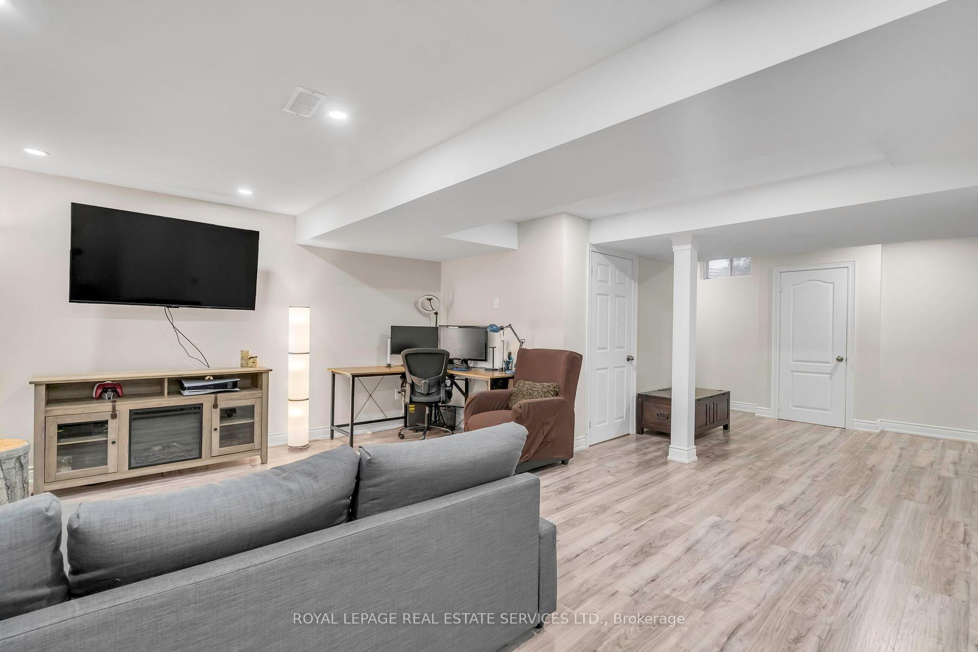 3 Bedrooms Condo at 3040 Fifth, Mississauga For sale
