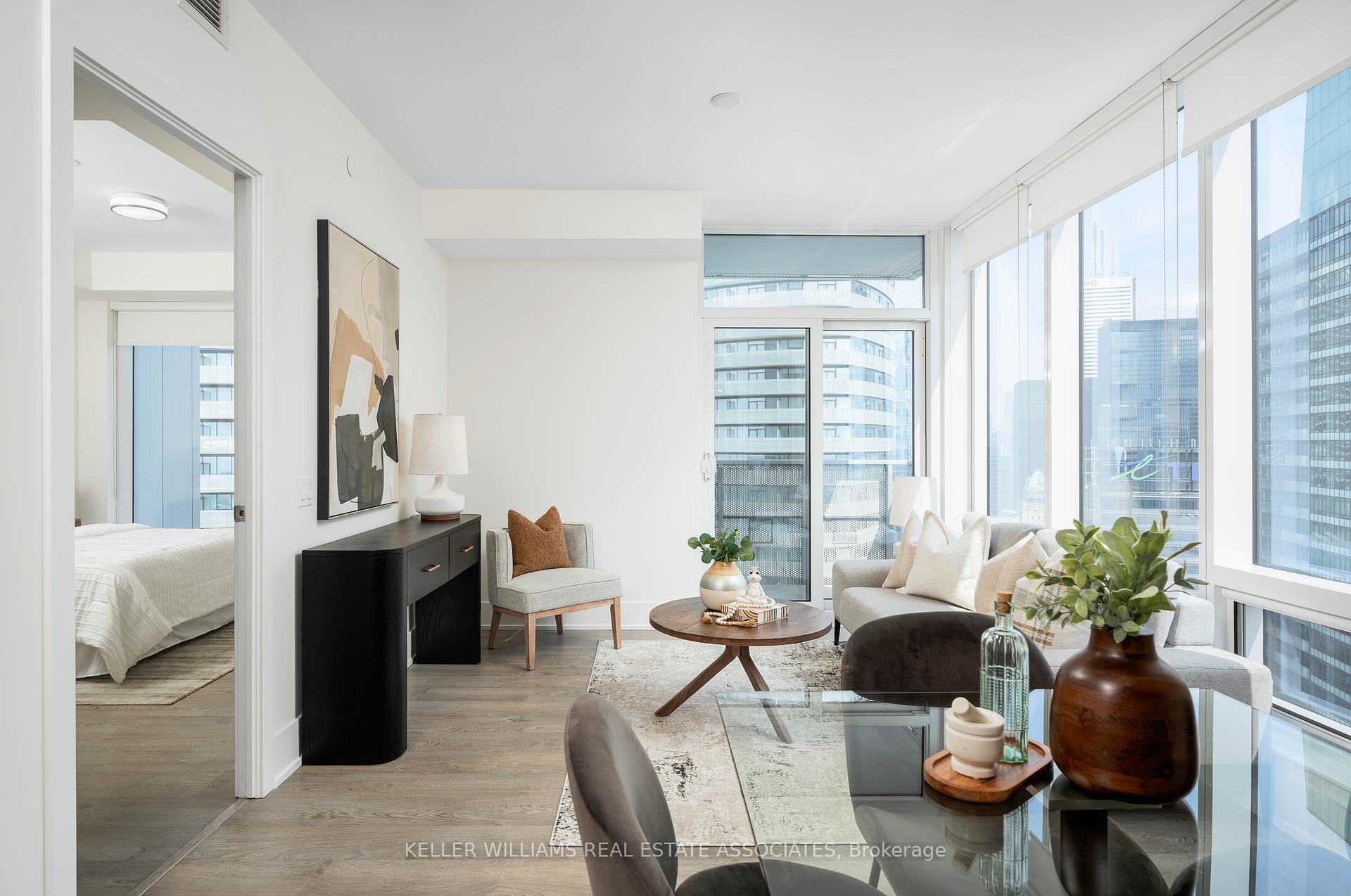 2 Bedrooms Condo at 10 York, Toronto For sale