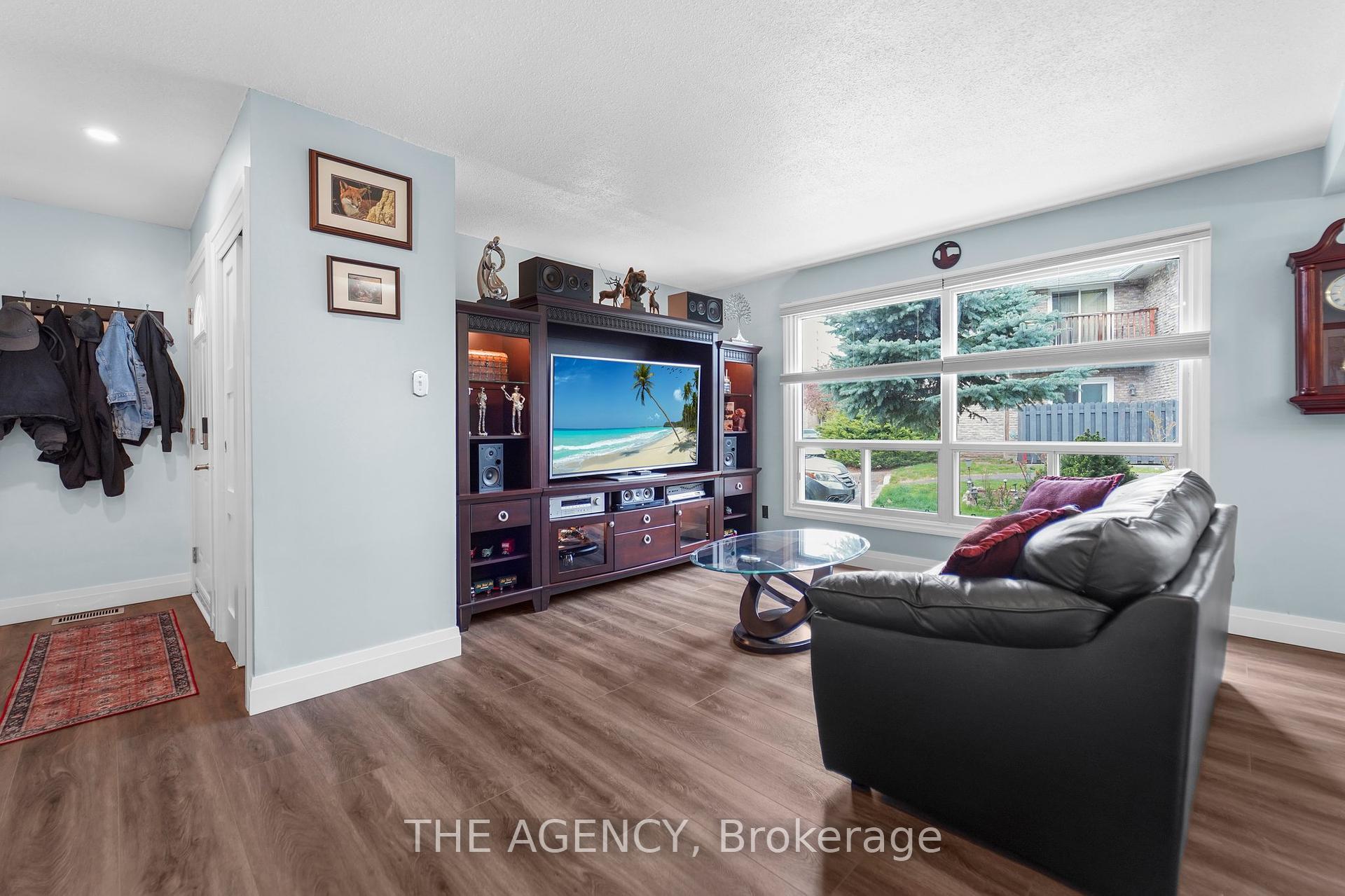 3 Bedrooms Condo at 965 Francis, Burlington For sale