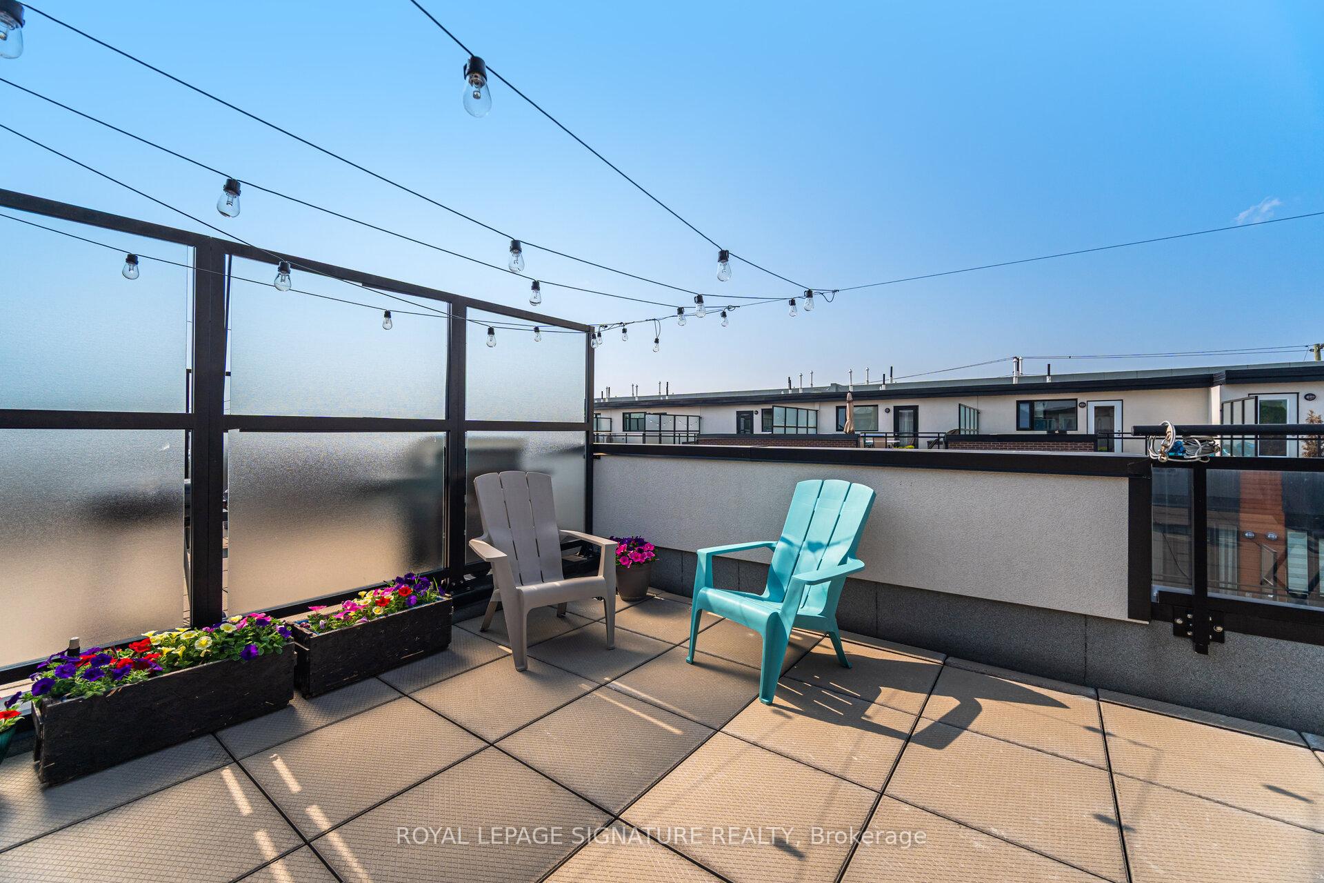 2 Bedrooms Condo at 5289 Highway 7, Vaughan For sale