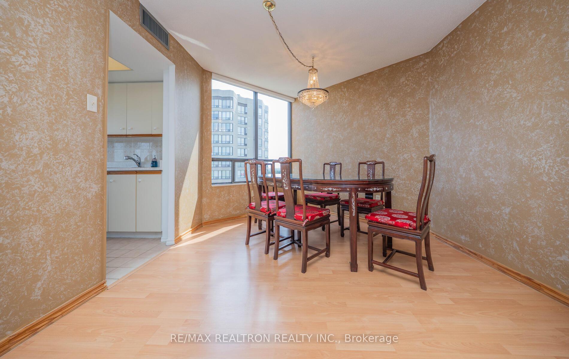 2 Bedrooms Condo at 7420 Bathurst, Vaughan For sale