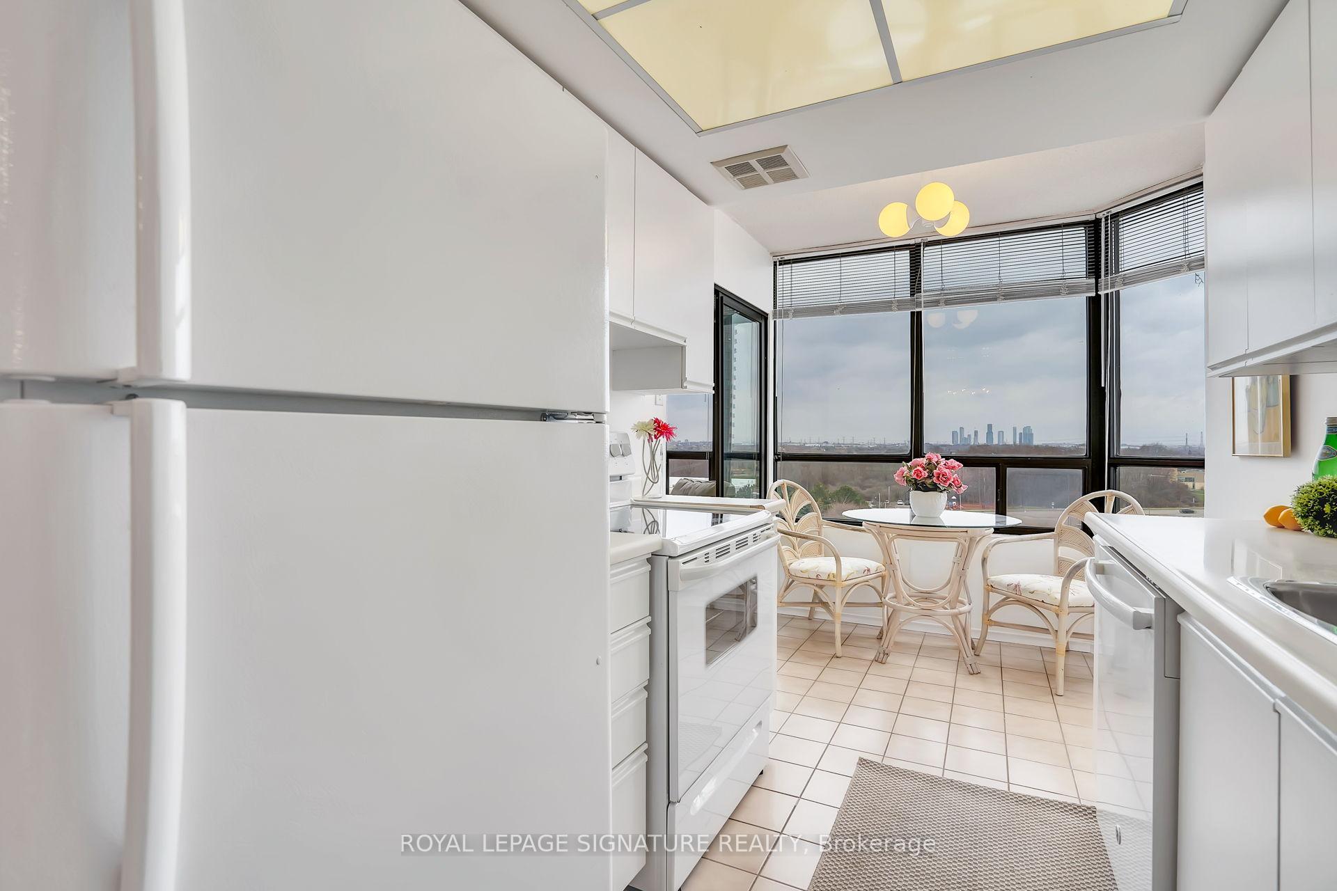 3 Bedrooms Condo at 7440 Bathurst, Vaughan For sale