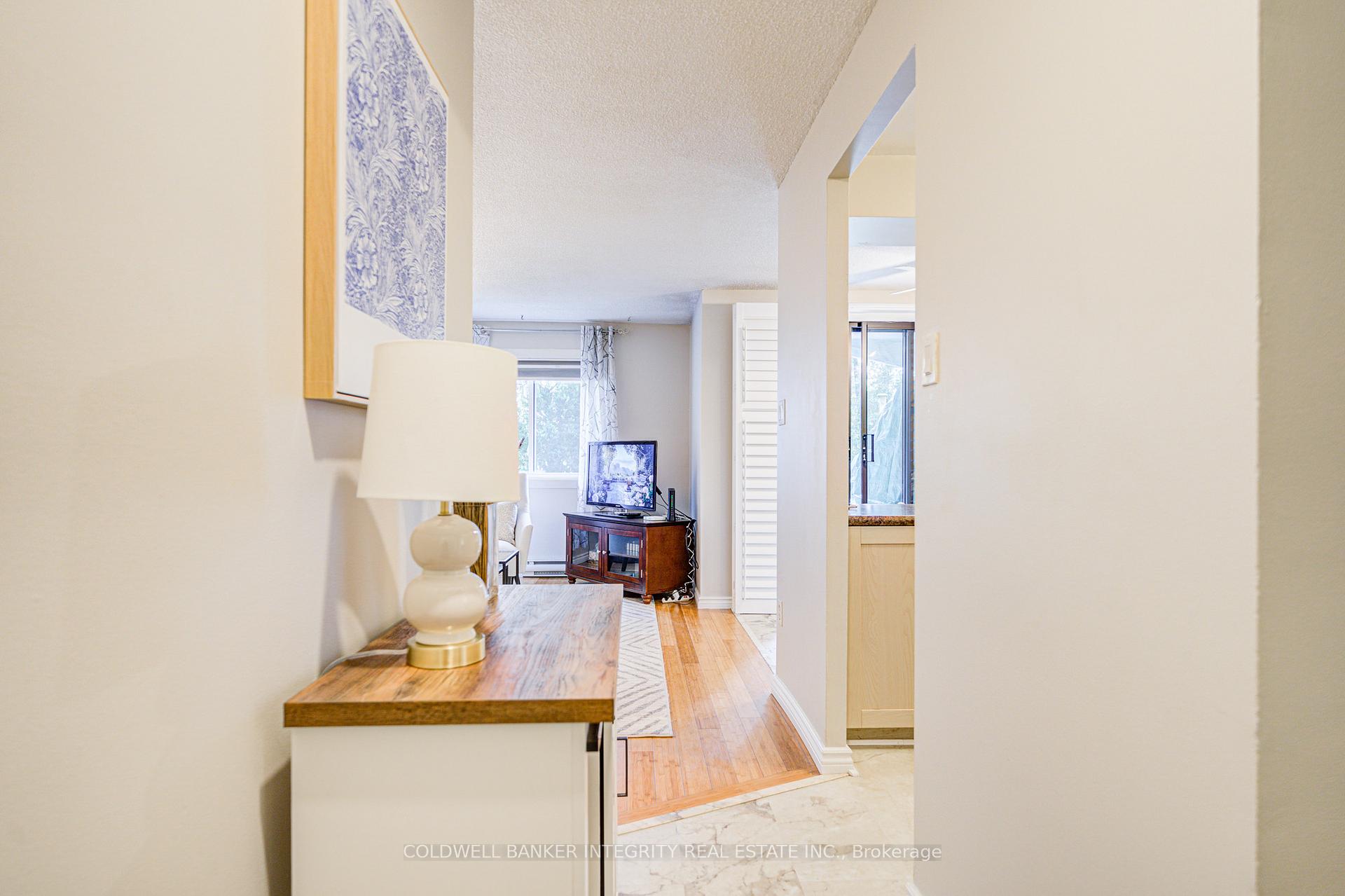 3 Bedrooms Condo at 1036 Falgarwood, Oakville For sale