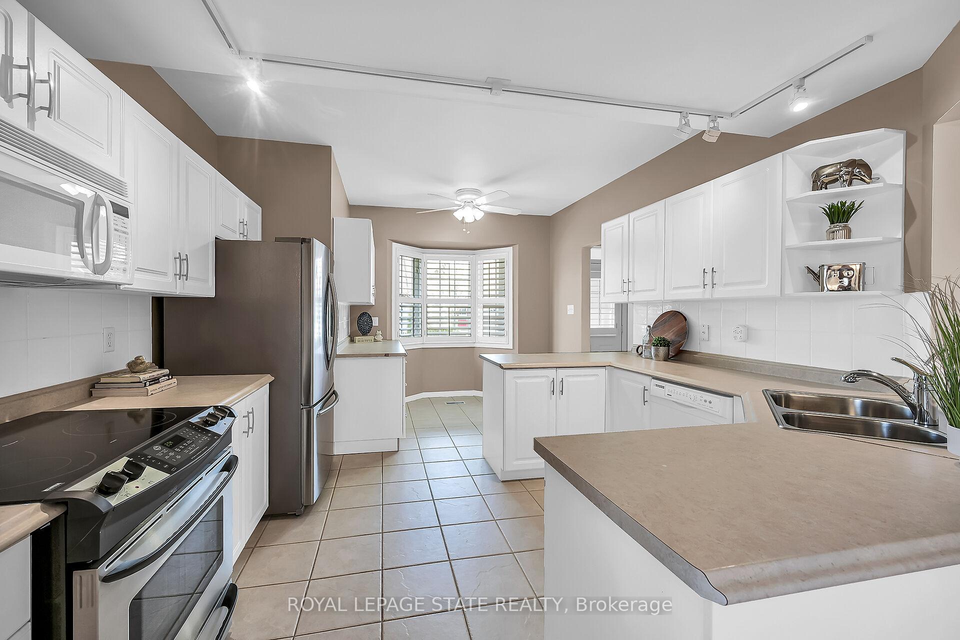 3 Bedrooms Condo at 212 Stonehenge,  Hamilton For sale