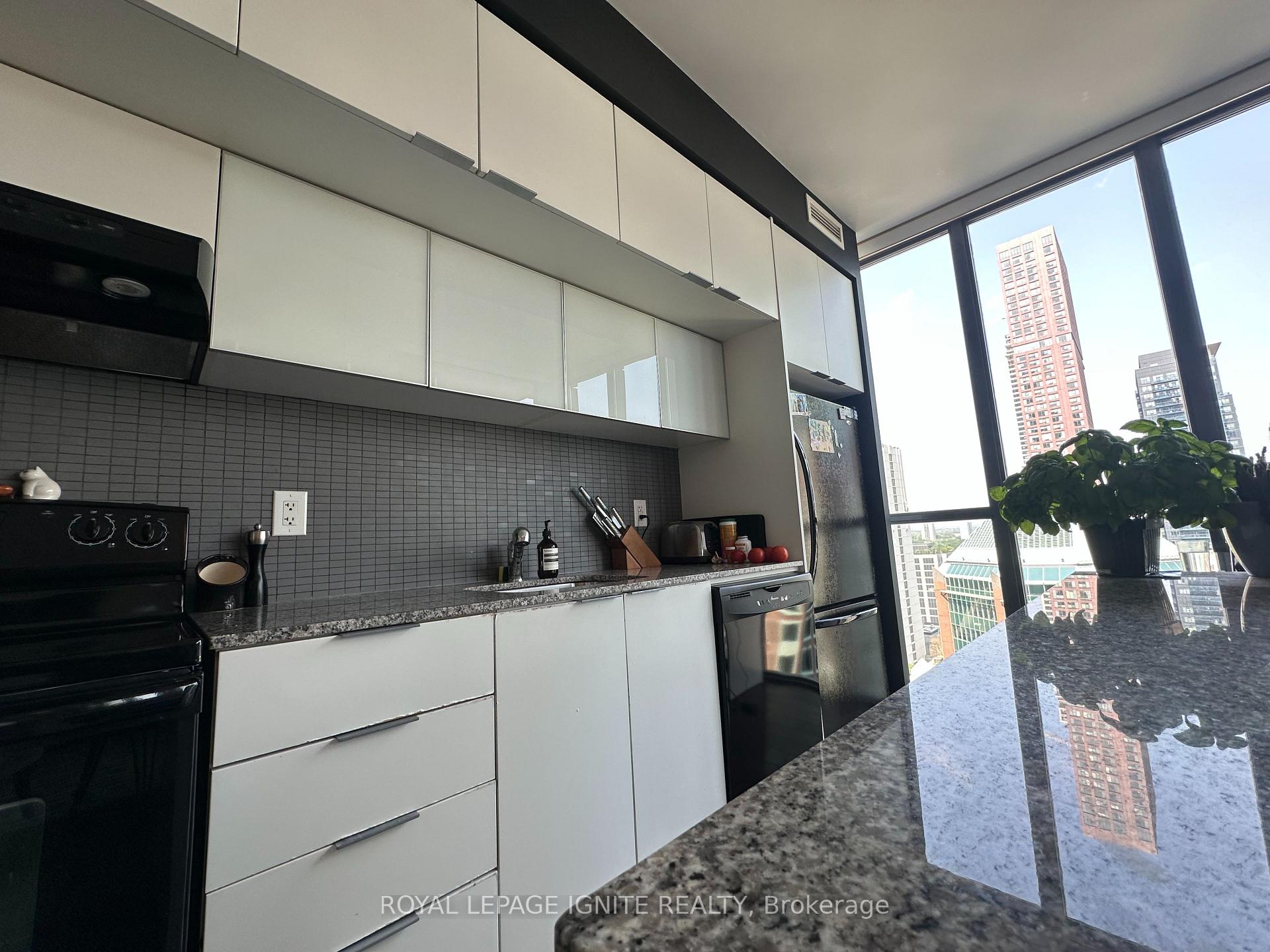 2 Bedrooms Condo at 110 Charles, Toronto For sale