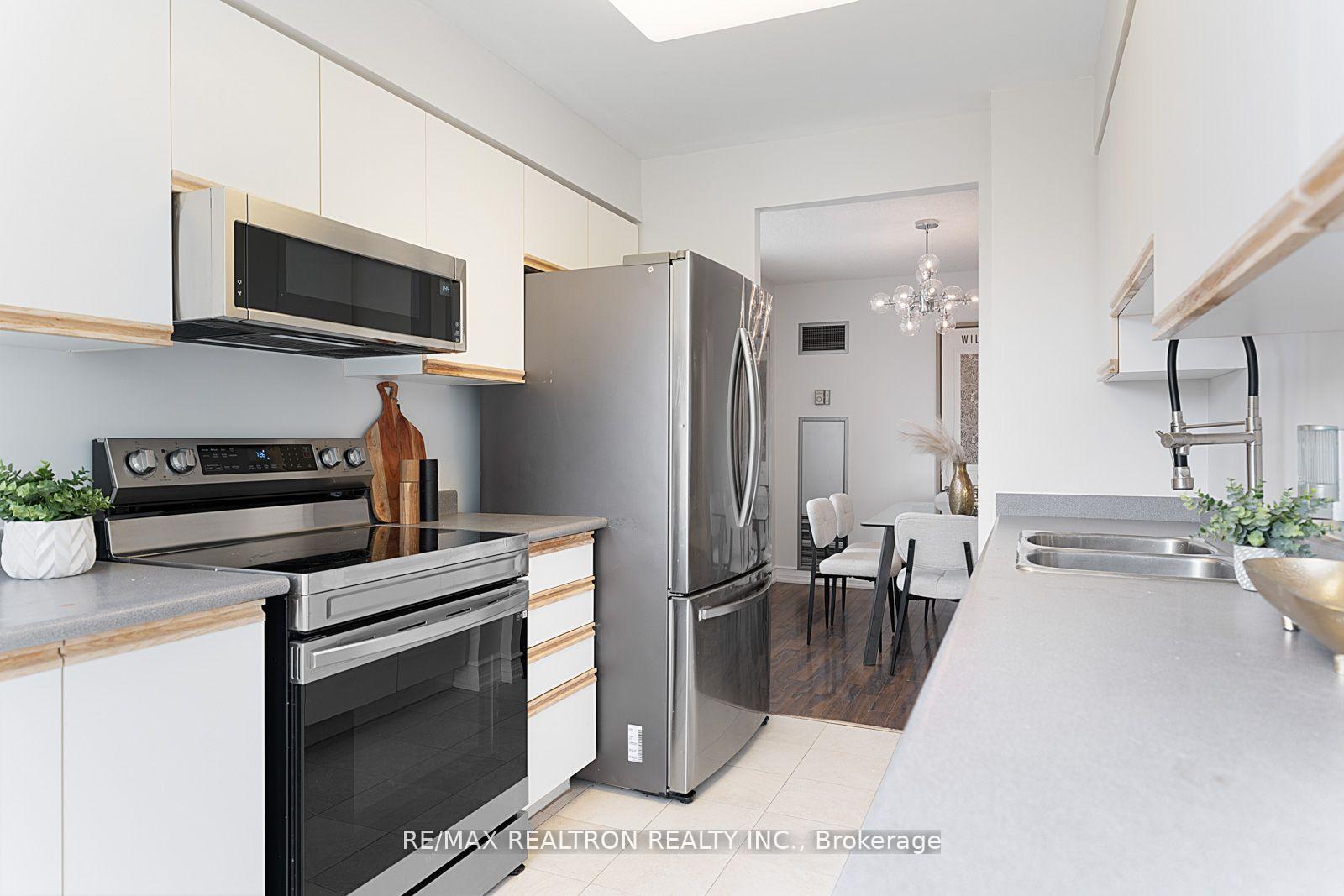 2 Bedrooms Condo at 110 Promenade, Vaughan For sale