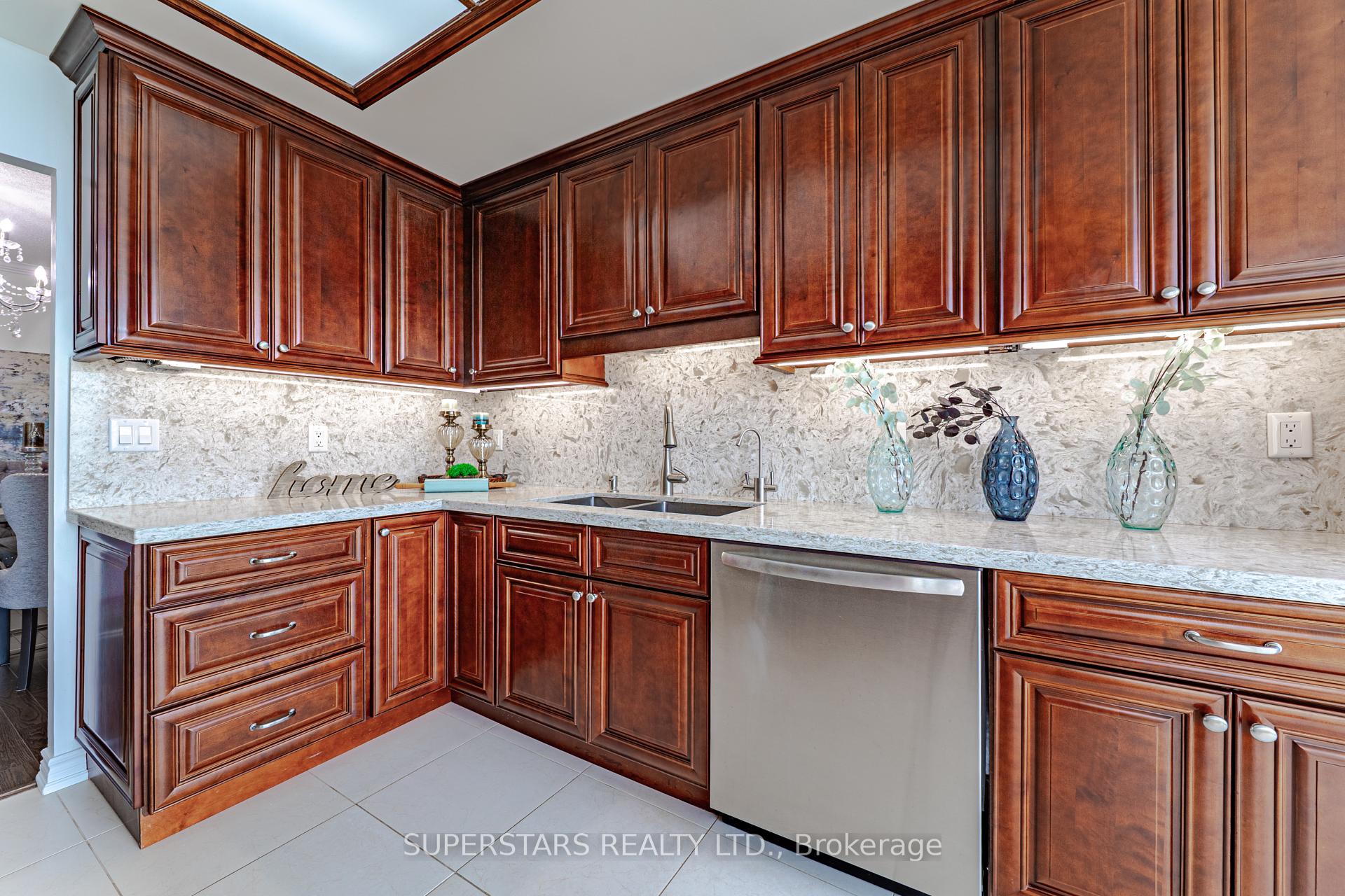 2 Bedrooms Condo at 20 Guildwood, Toronto For sale