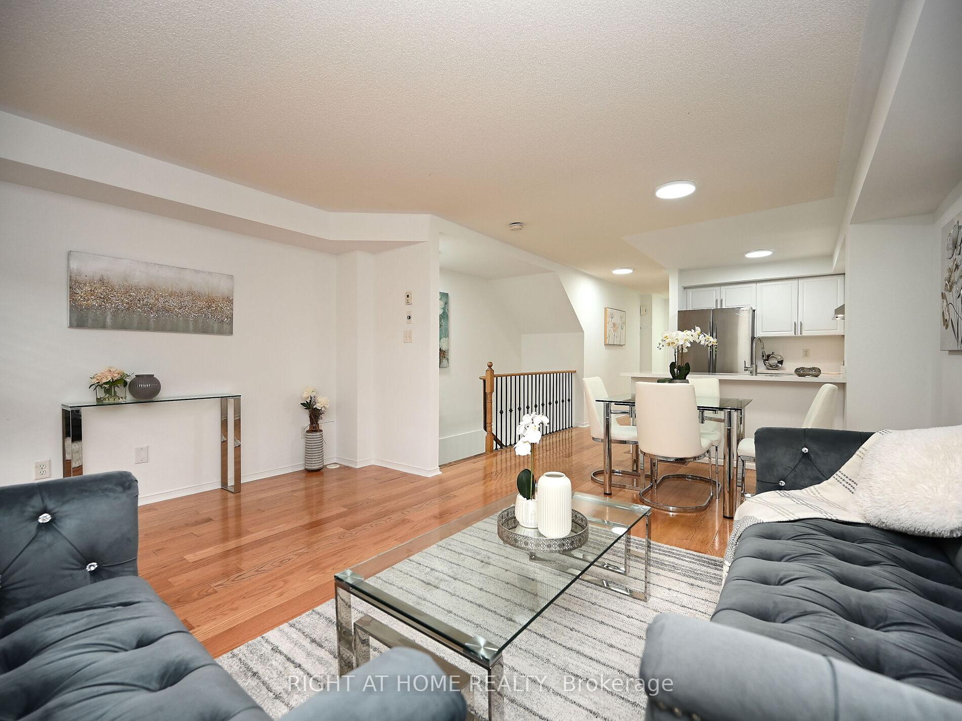 2 Bedrooms Condo at 3250 Bentley, Mississauga For sale