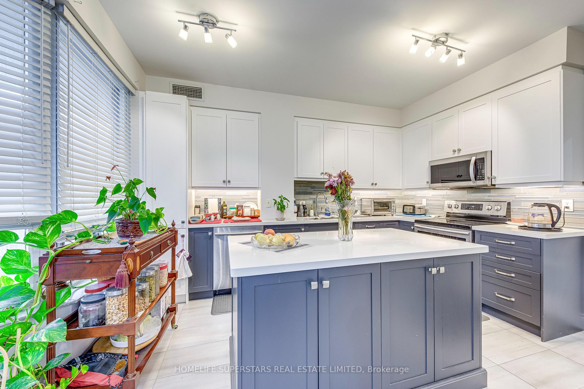 3 Bedrooms Condo at 25 Kingsbridge Garden, Mississauga For sale