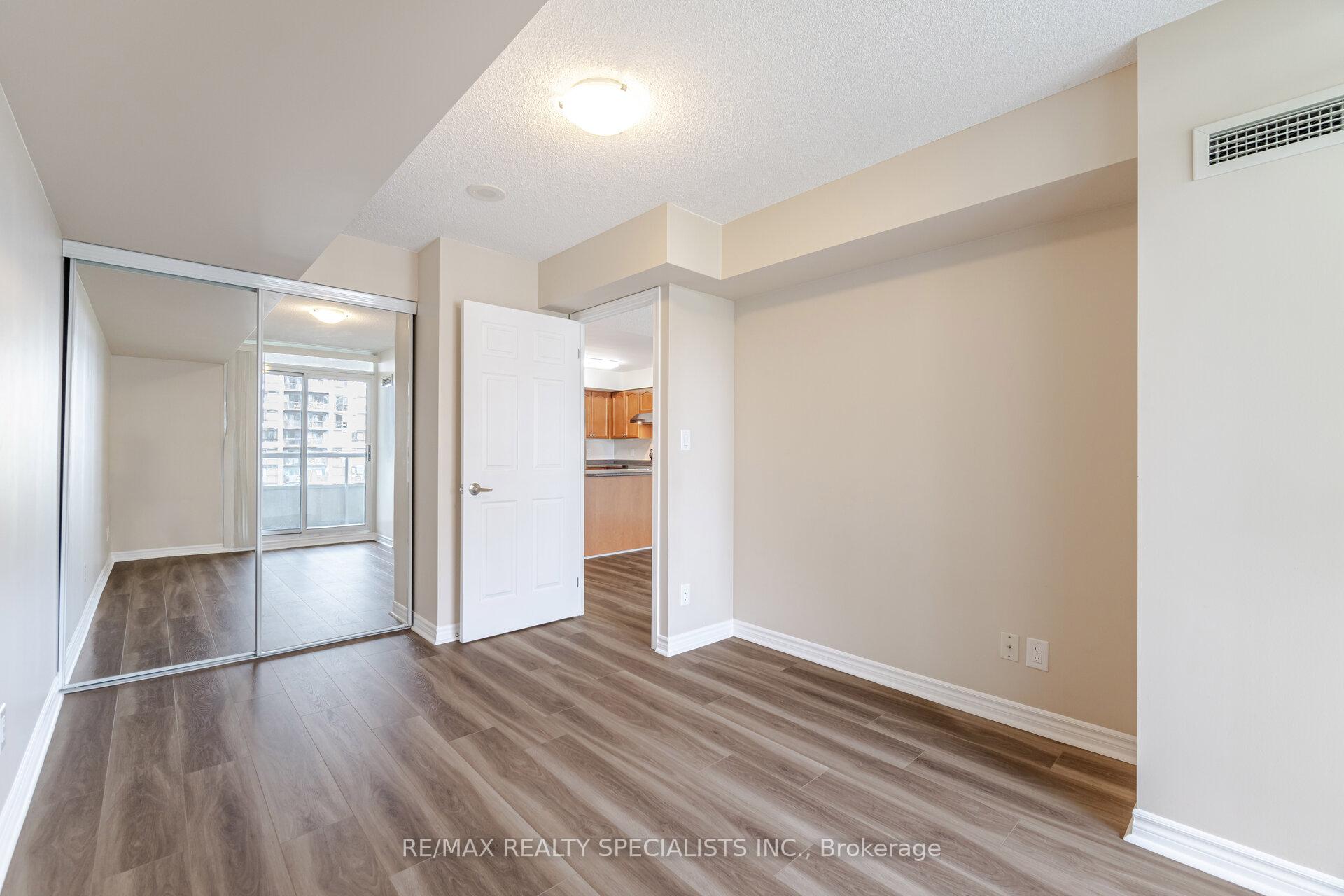 2 Bedrooms Condo at 335 Rathburn, Mississauga For sale