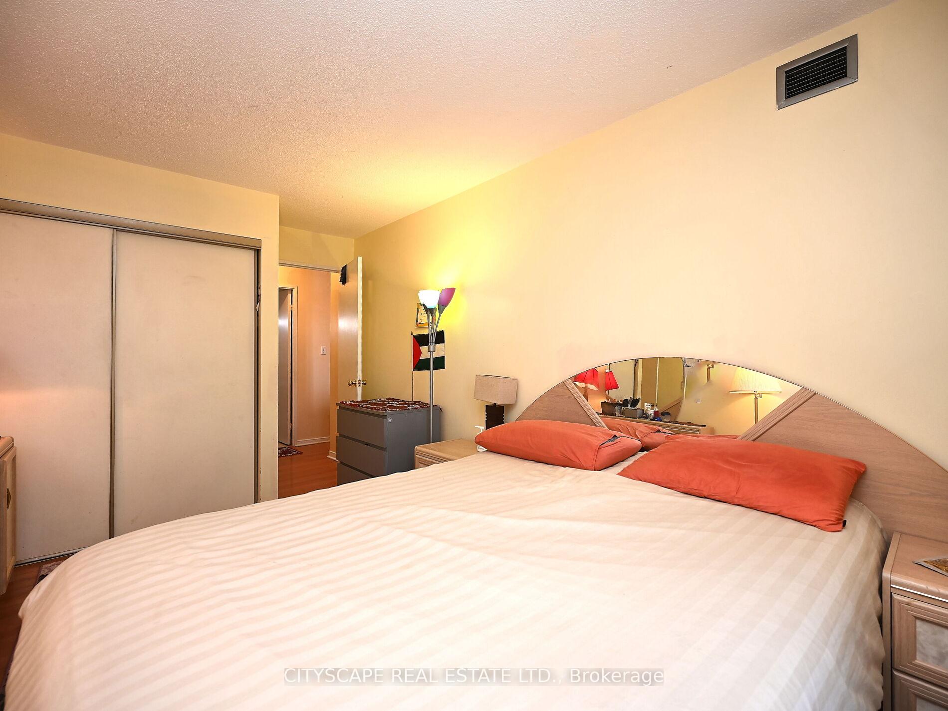3 Bedrooms Condo at 145 Hillcrest, Mississauga For sale