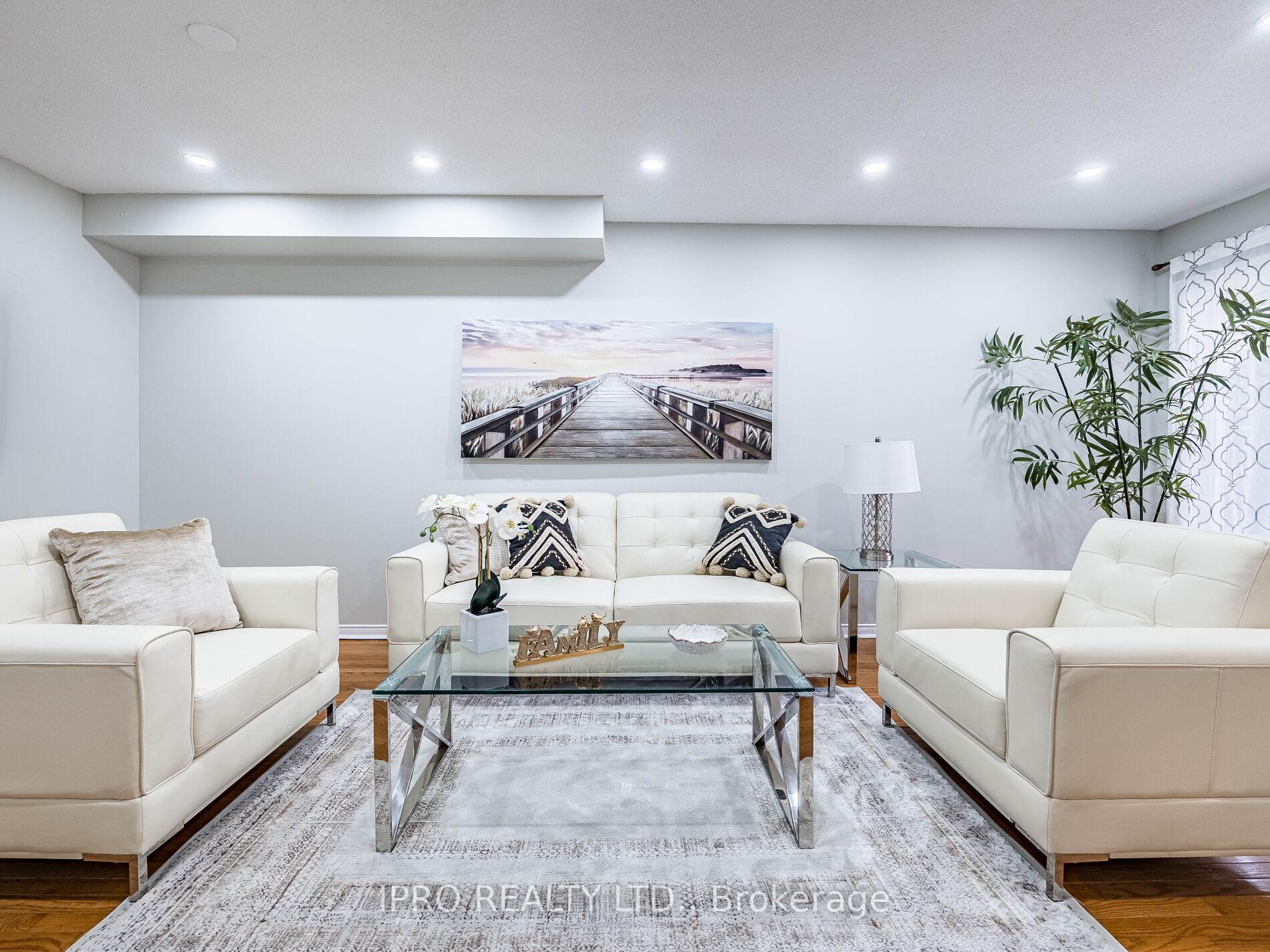 4 Bedrooms Condo at 833 Scollard, Mississauga For sale